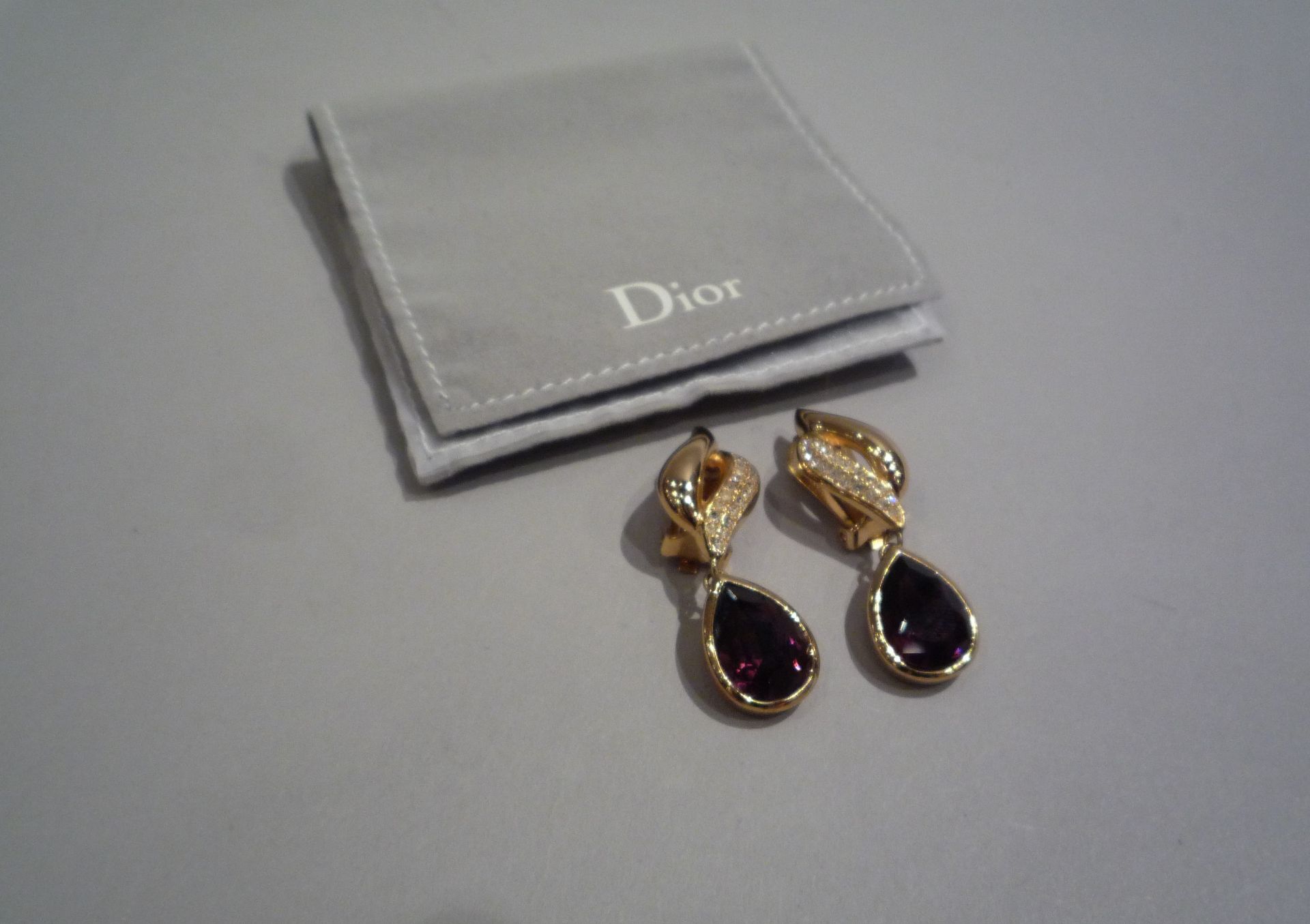 CHRISTIAN DIOR - PAIRE DE BOUCLES D'OREILLE clip en métal doré, strass et pierre [...]