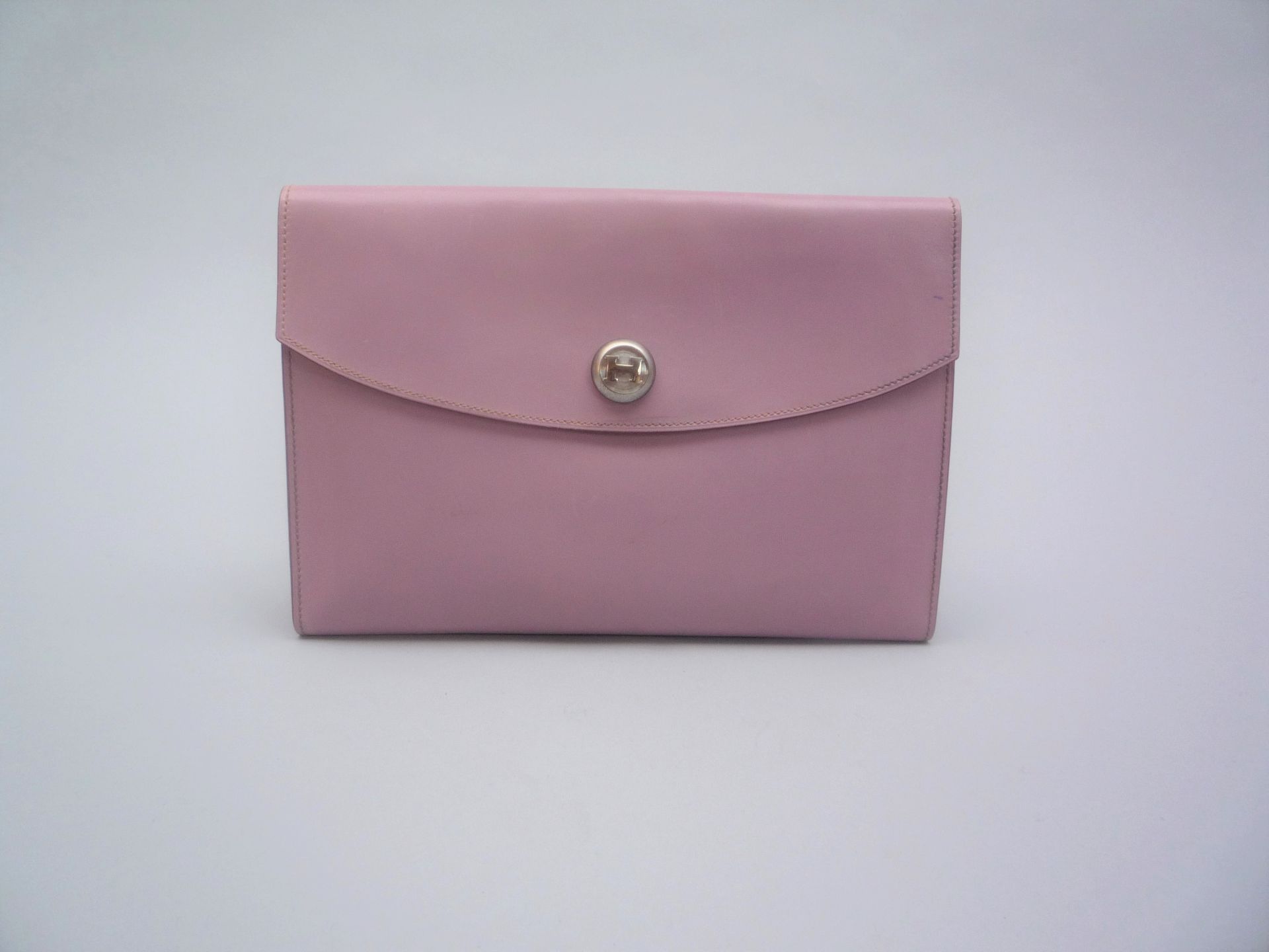 HERMES Paris made in France - POCHETTE " RIO " 24cm en cuir box lilas, fermeture [...]