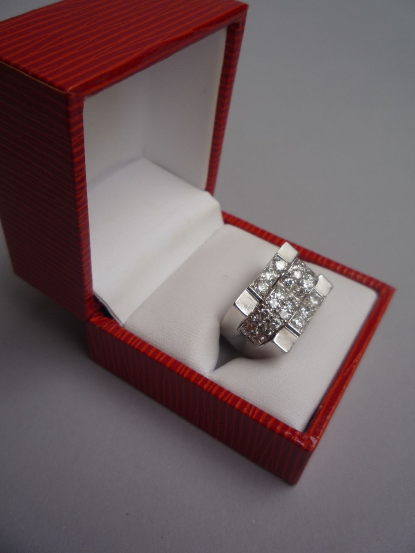 BAGUE Chevalière en platine à décor de rouleaux dans un pavage de diamants taille [...] - Bild 2 aus 5