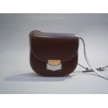 CELINE - PETIT SAC à bandoulière marron et beige clair. Fermoir en métal doré. [...]