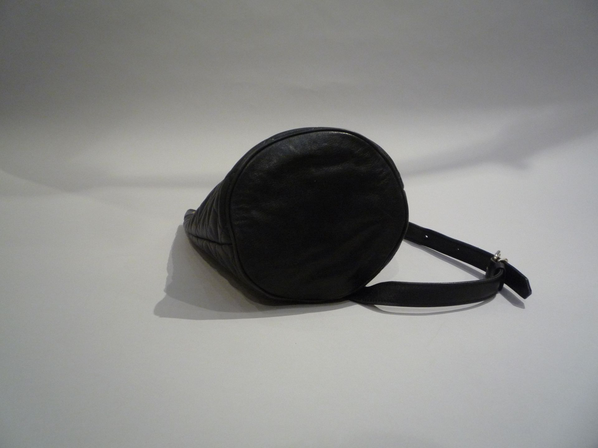 SONIA RYKIEL - SAC SEAU porté épaule en cuir noir matelassé. - Très bon état. [...] - Bild 4 aus 4