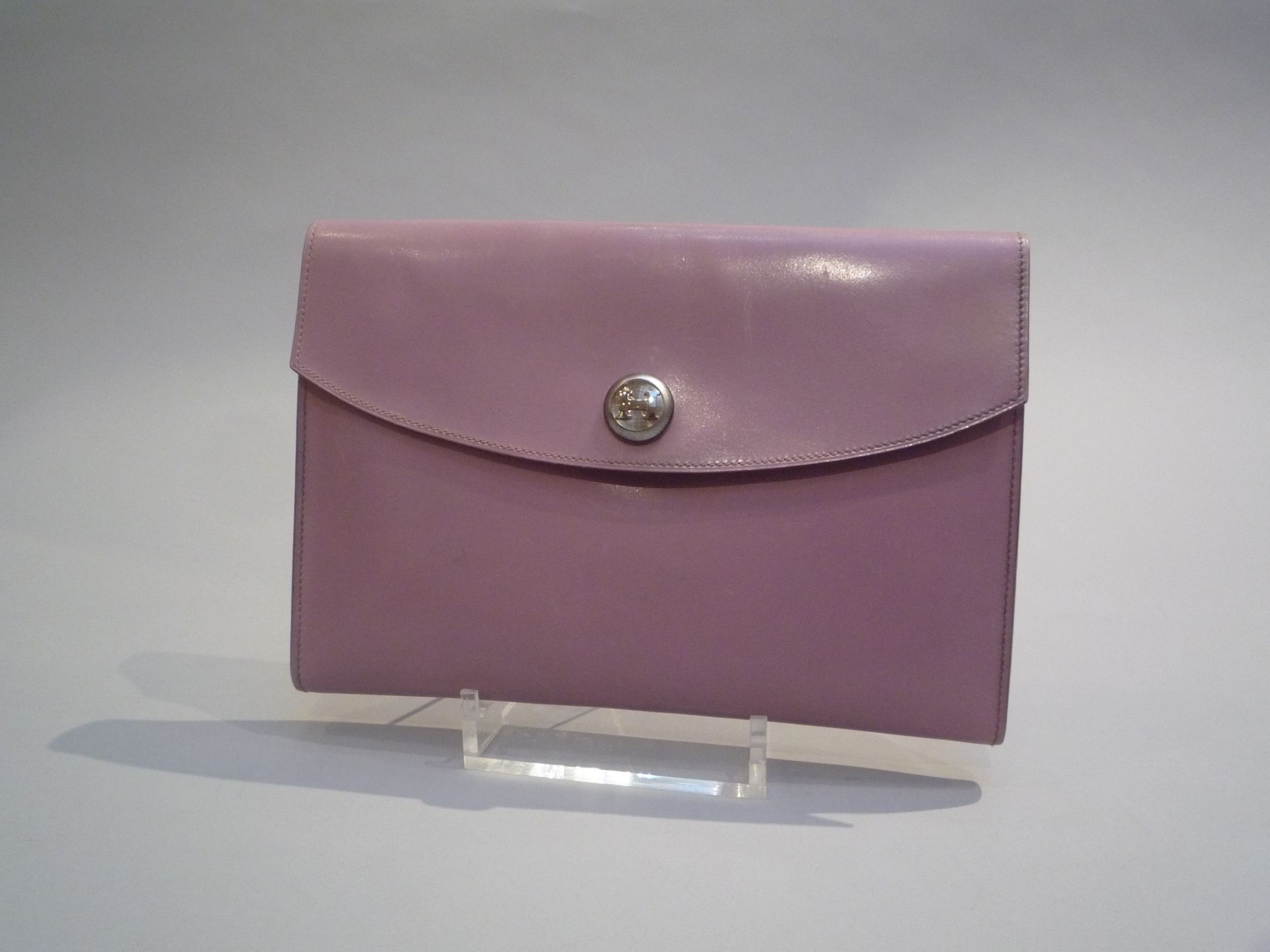 HERMES Paris made in France - POCHETTE " RIO " 24cm en cuir box lilas, fermeture [...] - Bild 7 aus 7