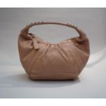 FENDI - SAC SPY Grand Modèle en cuir rose saumon. Signé. - Excellent état. Dust [...]