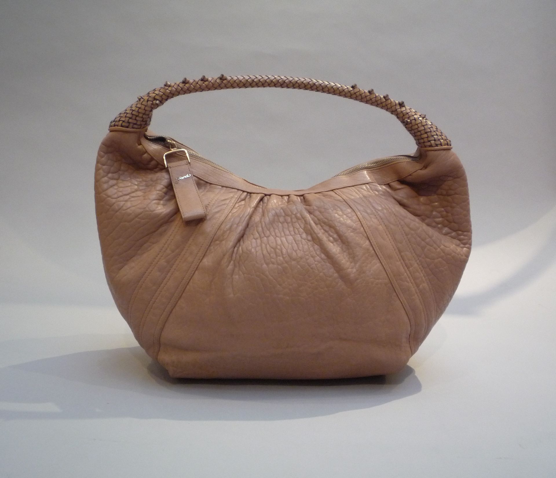 FENDI - SAC SPY Grand Modèle en cuir rose saumon. Signé. - Excellent état. Dust [...]