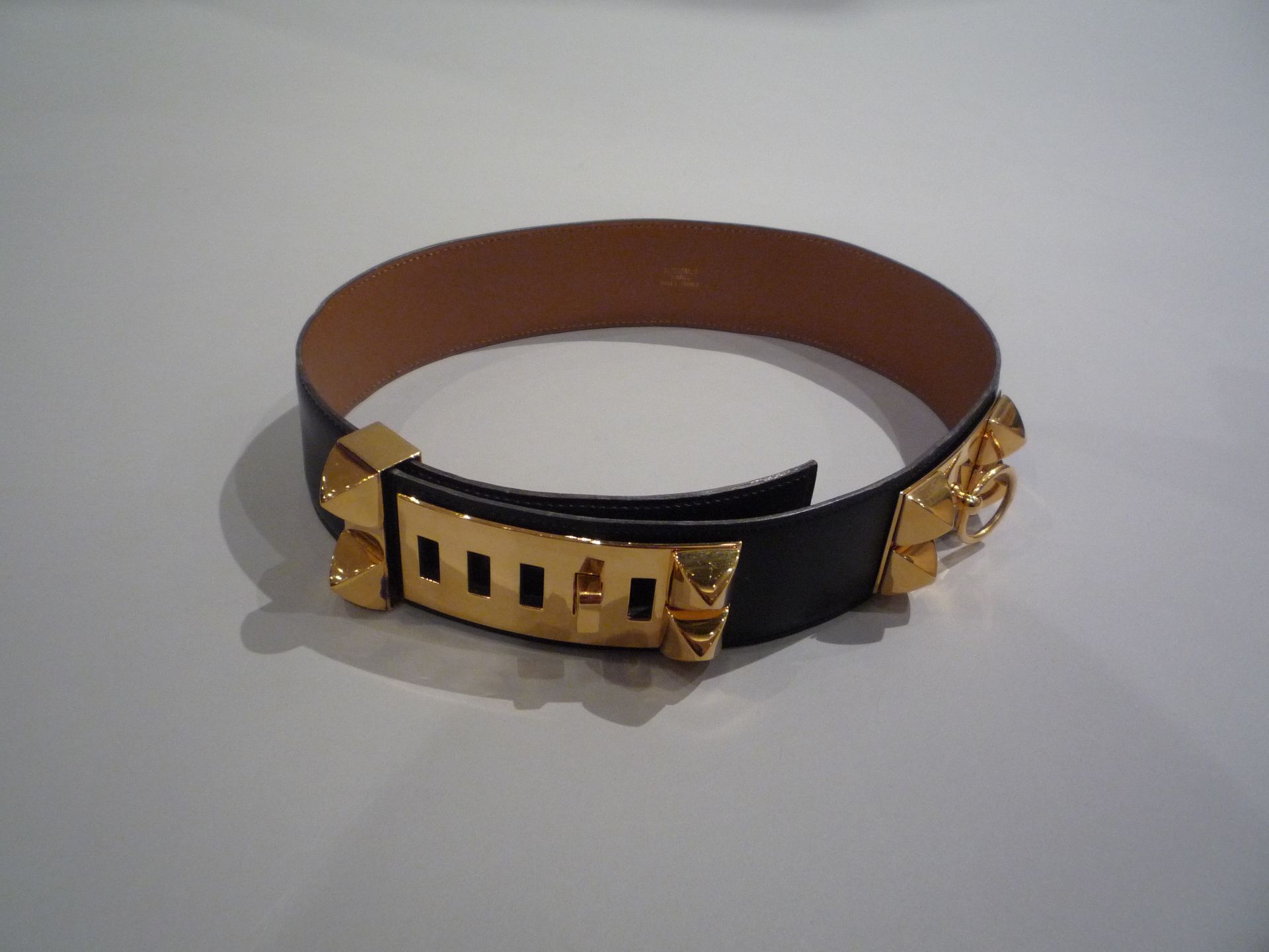 HERMES - CEINTURE en cuir et boucle en métal argenté. T.70. Longueur totale : 77 cm -