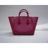 LOUIS VUITTON - SAC porté main en cuir épi fuchsia. Bandoulière amovible. Signé. [...]