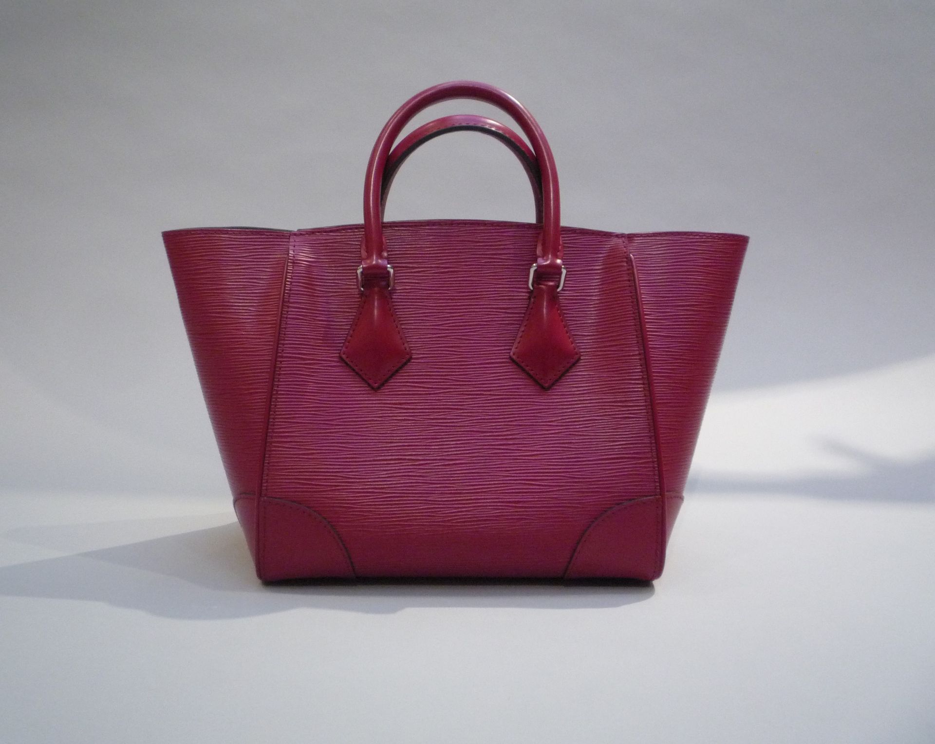 LOUIS VUITTON - SAC porté main en cuir épi fuchsia. Bandoulière amovible. Signé. [...]