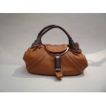 FENDI - SAC SPY porté main en cuir marron et caramel. Garniture en métal doré. [...]