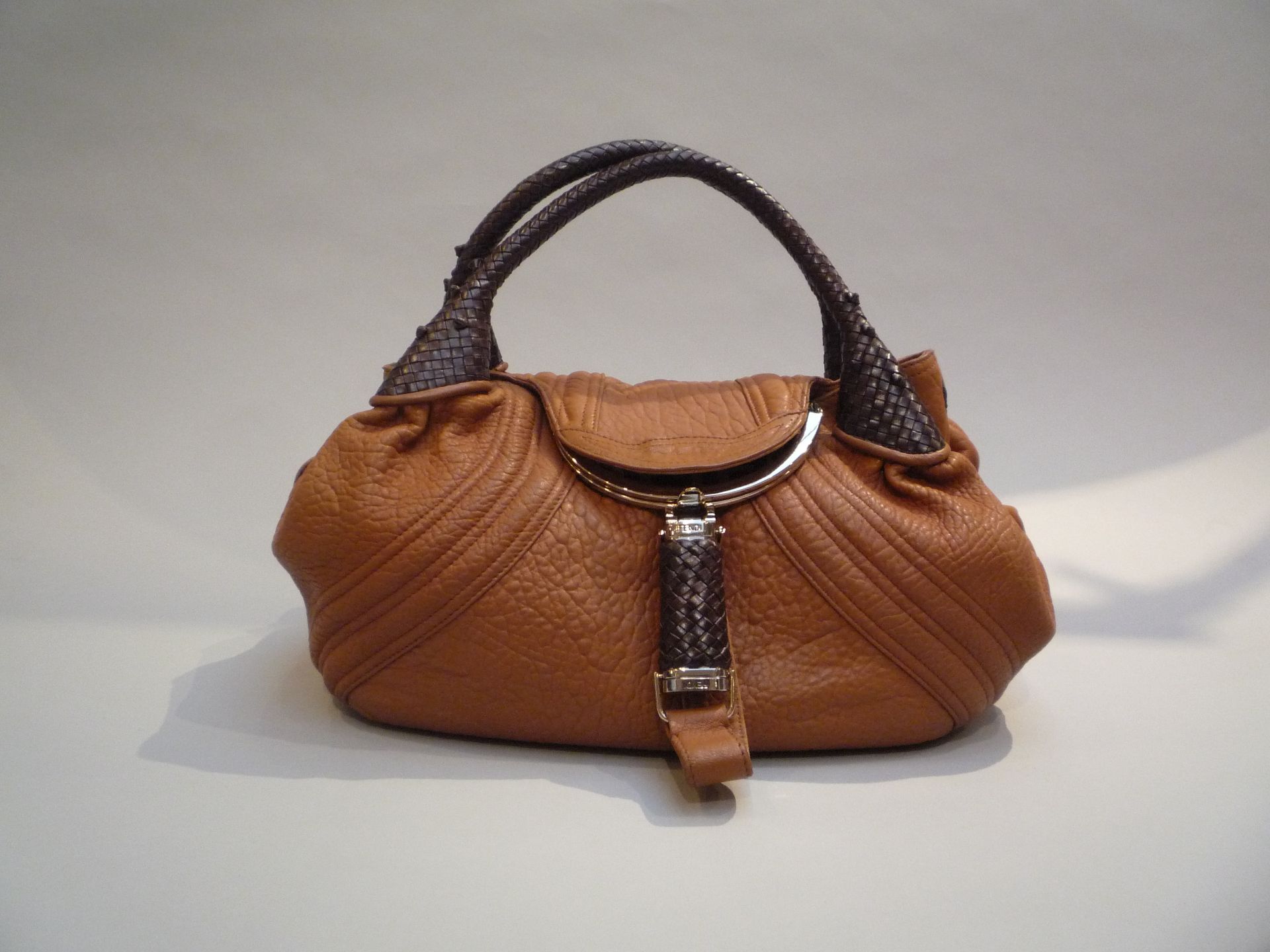 FENDI - SAC SPY porté main en cuir marron et caramel. Garniture en métal doré. [...]