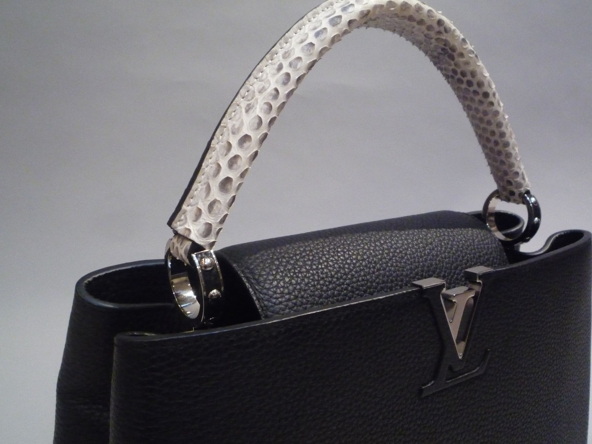 LOUIS VUITTON - SAC CAPUCINE Moyen Modèle en cuir taurillon noir et anse en python [...] - Bild 5 aus 6