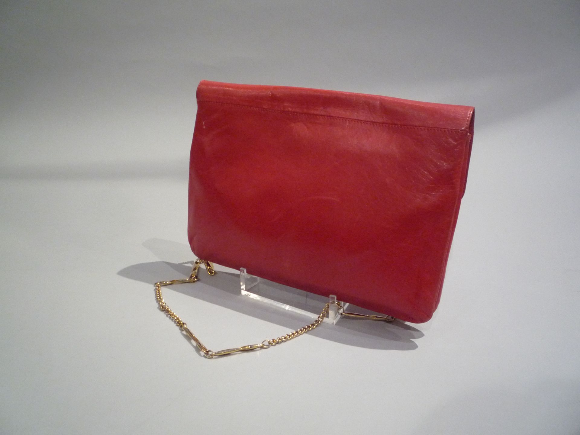 CHARLES JOURDAN - PETIT SAC DE SOIREE en cuir rouge. Bandoulière chaînette en [...] - Bild 3 aus 3