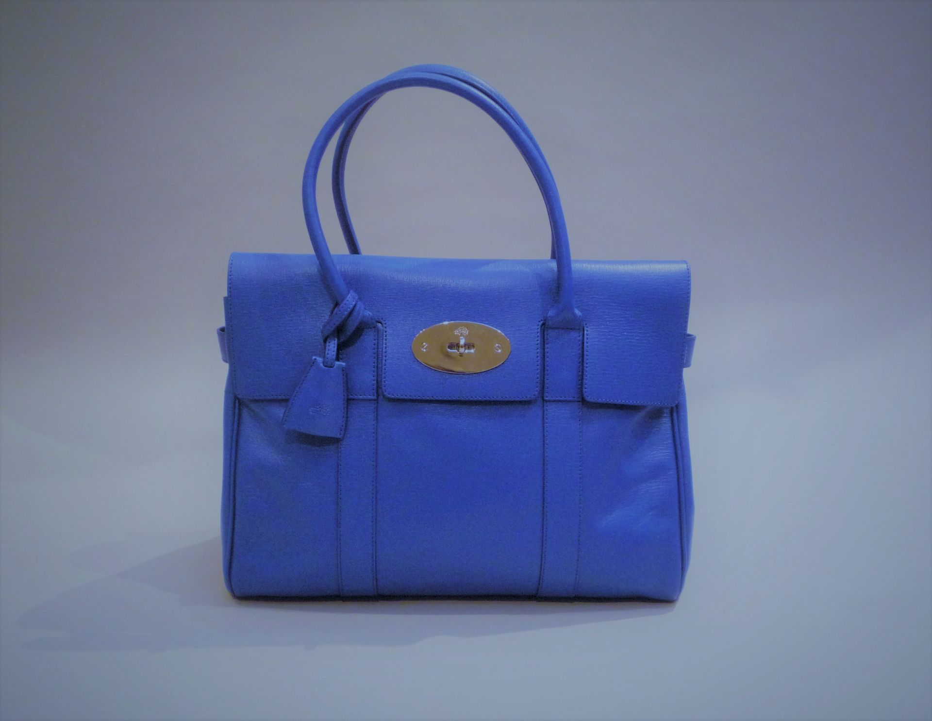 MULBERRY - SAC "HERITAGE BAYSWATER" en cuir bleu. Signé. - Etat neuf. - 36 x 26,5 [...]