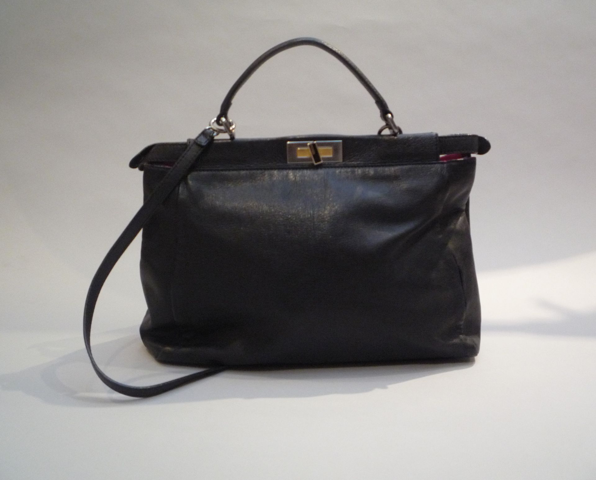 FENDI - SAC PEEKABOO Grand Modèle en cuir noir. Bandoulière amovible. Garniture en [...] - Bild 5 aus 8