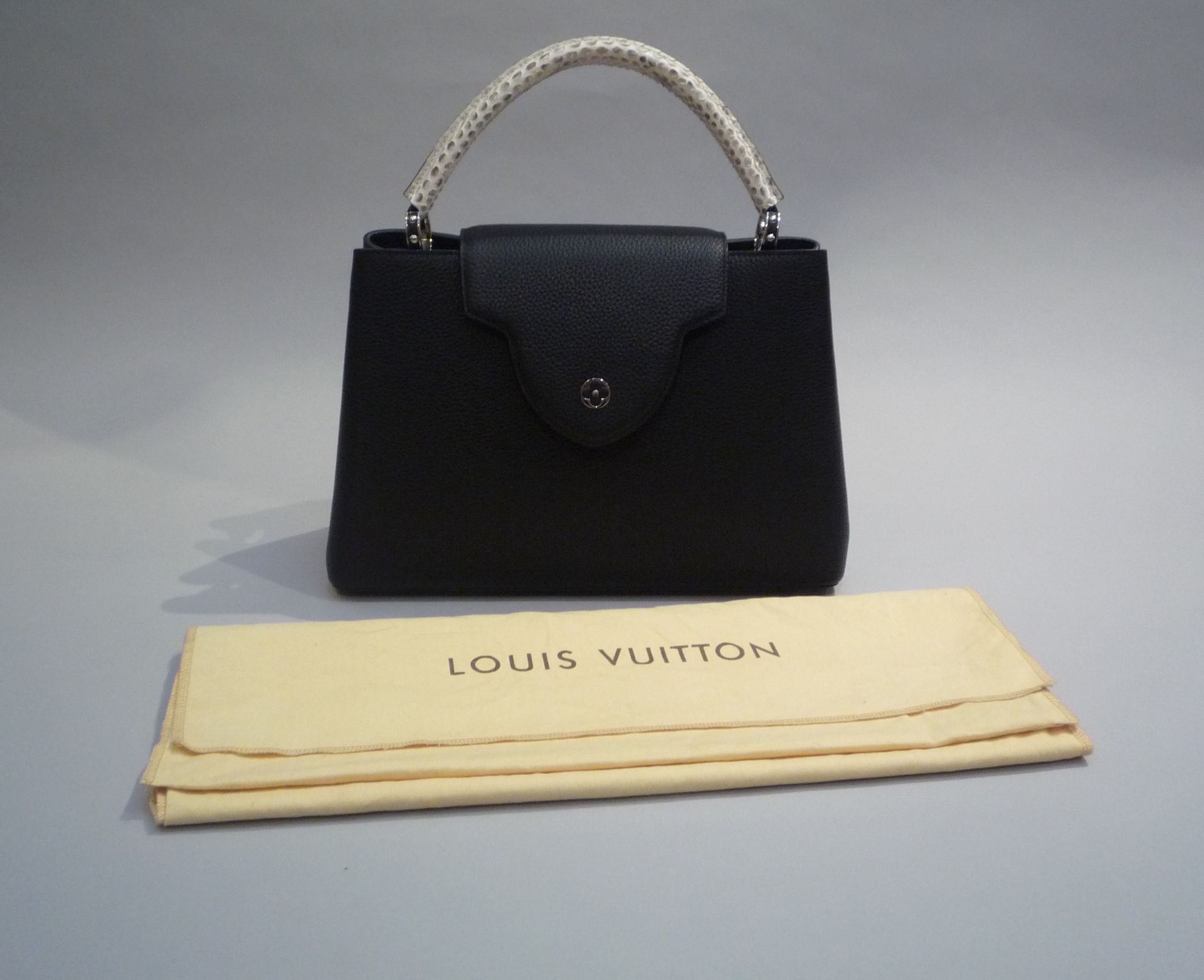 LOUIS VUITTON - SAC CAPUCINE Moyen Modèle en cuir taurillon noir et anse en python [...] - Bild 4 aus 6