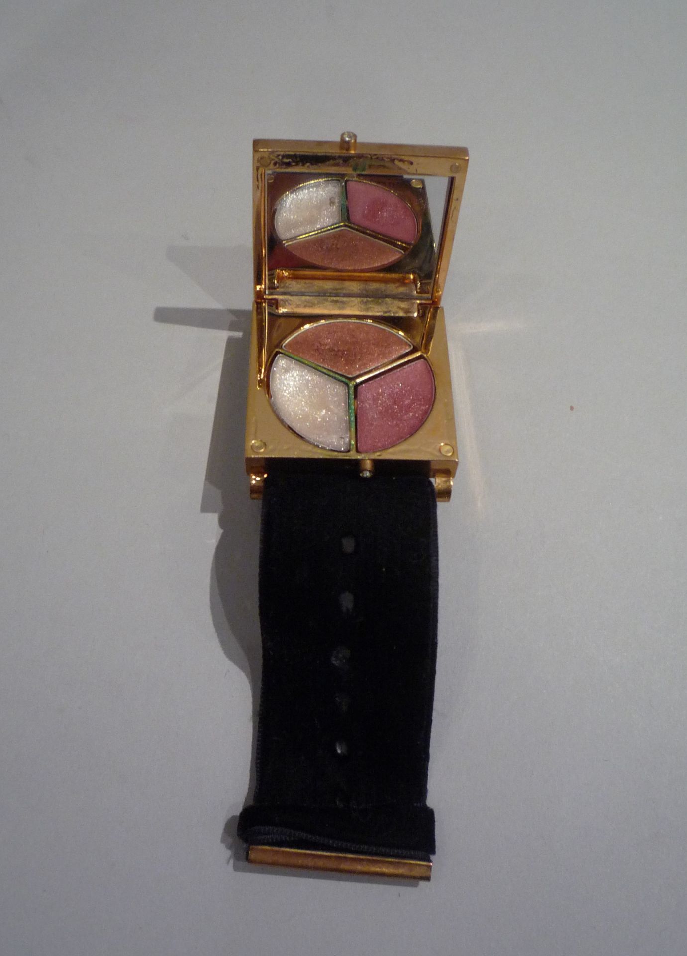 YVES SAINT LAURENT - BRACELET formant nécessaire à maquillage en métal doré et [...] - Bild 3 aus 3