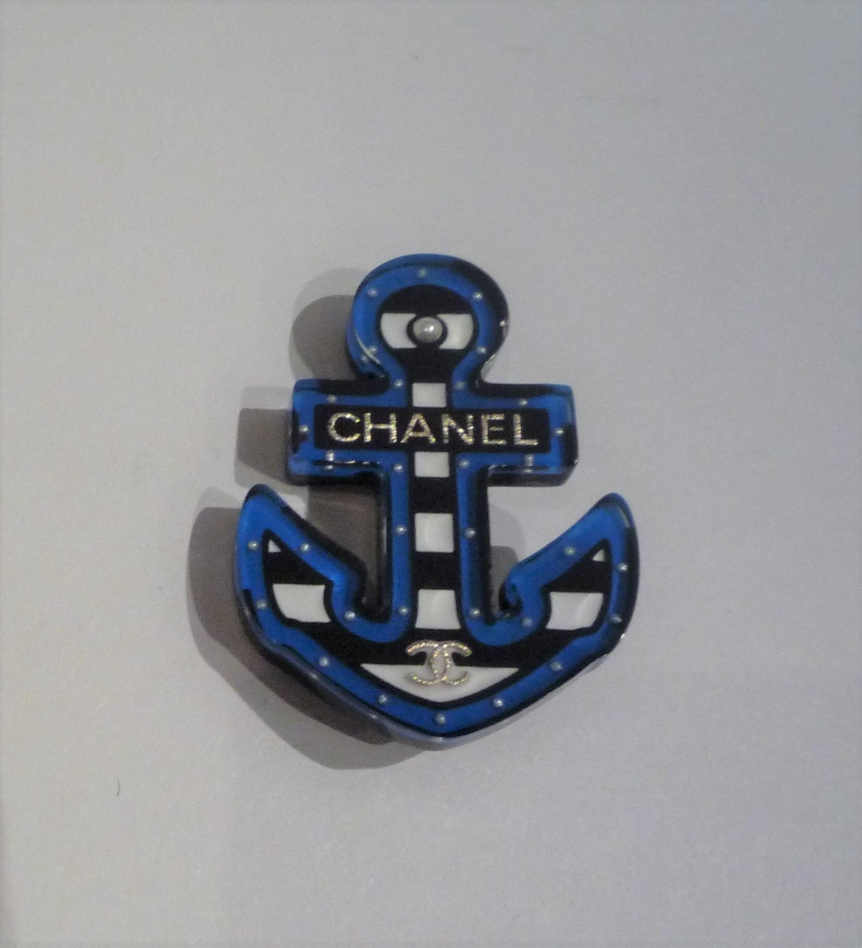 CHANEL - BROCHE en résine figurant une ancre marine. Signé.5,5 x 4, 5 cm. - [...]