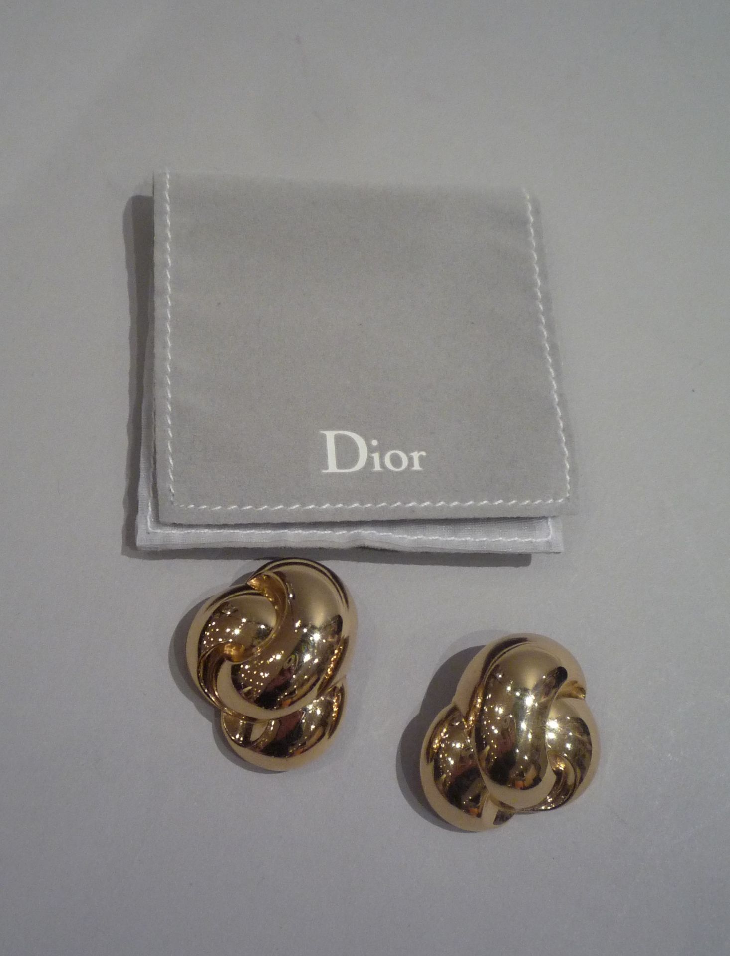 CHRISTIAN DIOR - PAIRE DE BOUCLES D'OREILLE clip en forme de coquillage en métal [...]