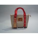 LOUIS VUITTON - PETIT SAC en cuir, toile beige et rouge. Signé. - Excellent état. [...]