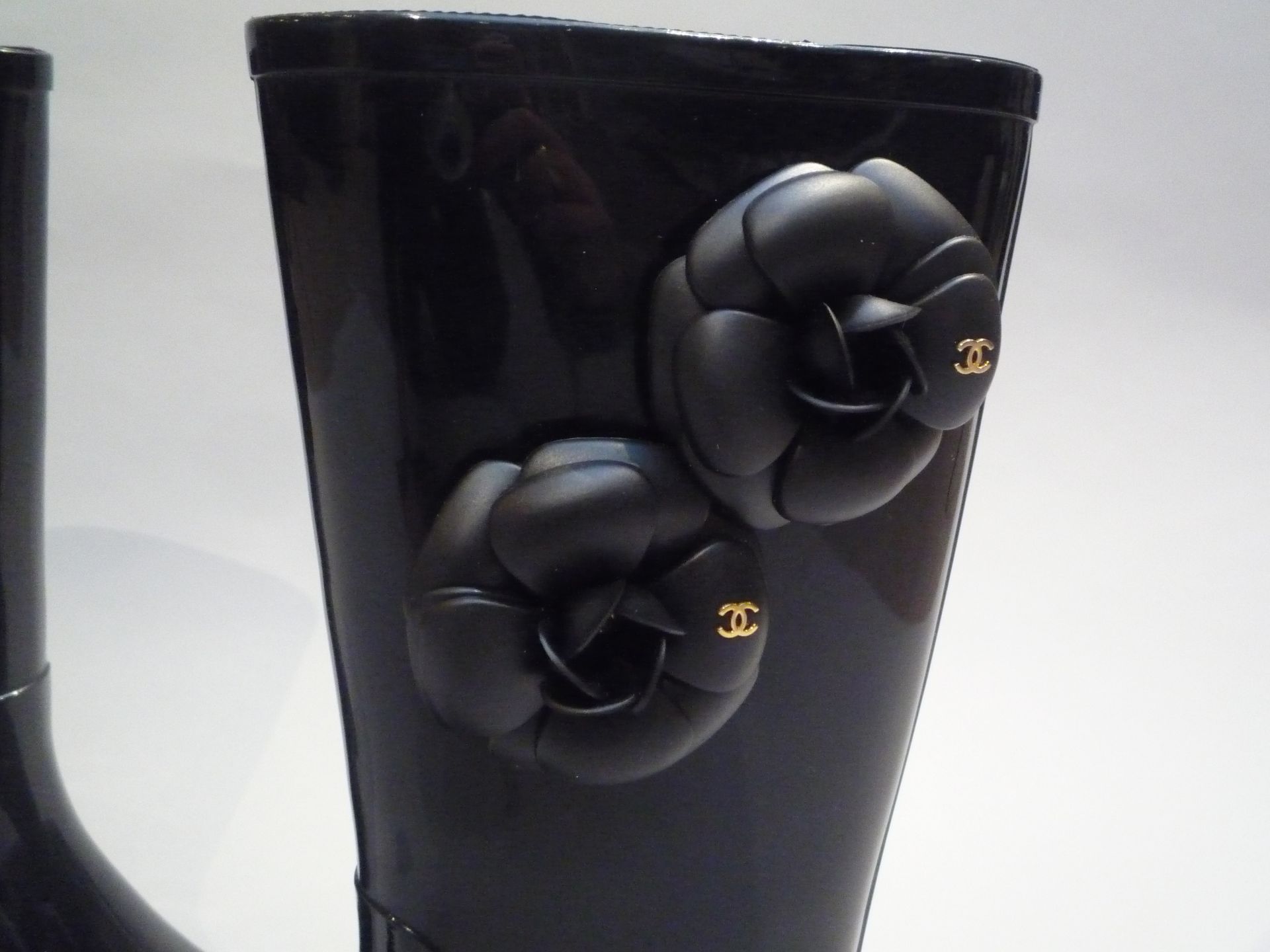 CHANEL - PAIRE DE BOTTES en caoutchouc noir à motif de fleurs camélia. T.37. [...] - Bild 2 aus 4