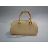 LOUIS VUITTON - SAC bolide porté main en cuir épi beige clair. Garniture en métal [...]