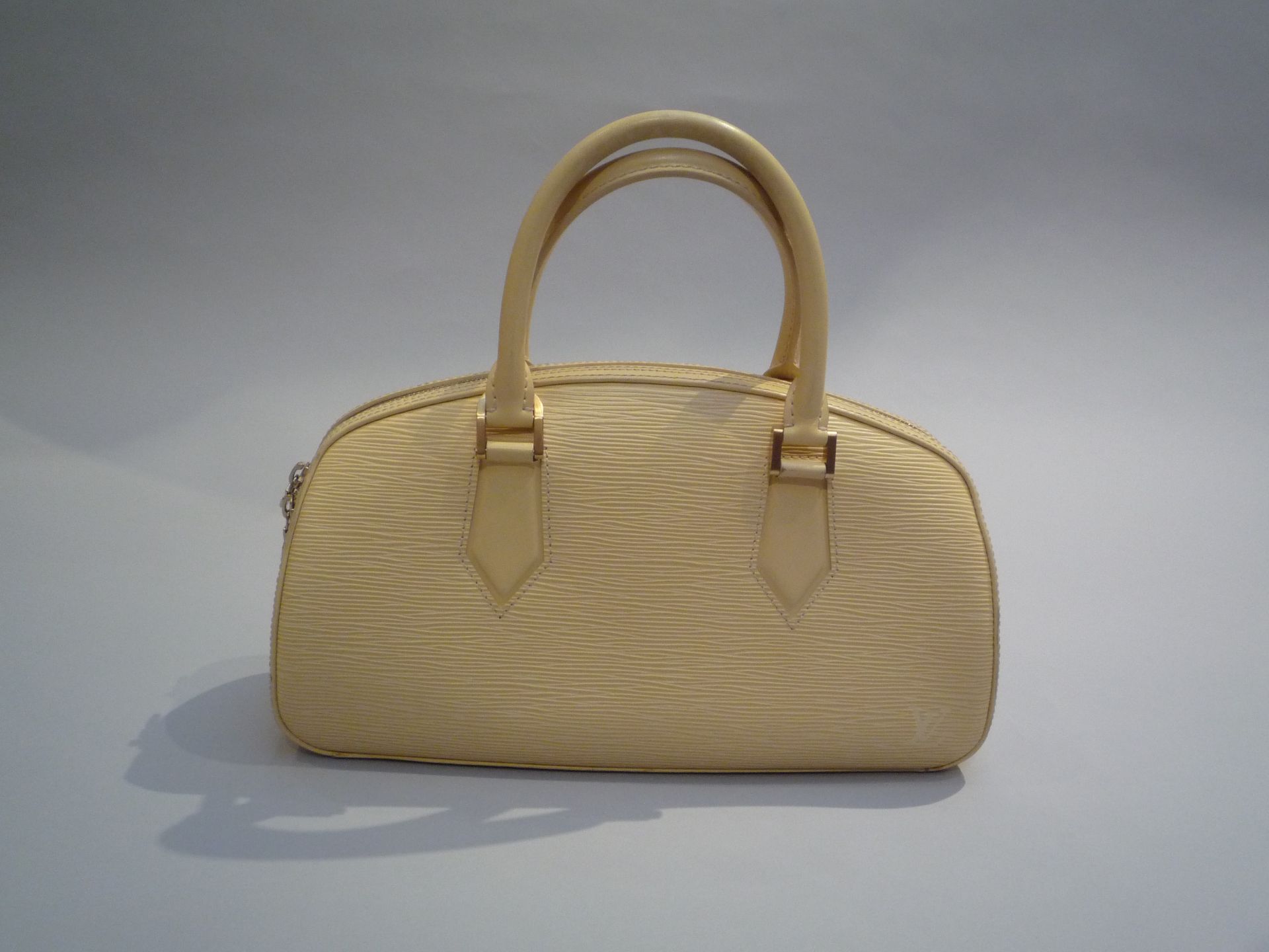 LOUIS VUITTON - SAC bolide porté main en cuir épi beige clair. Garniture en métal [...]