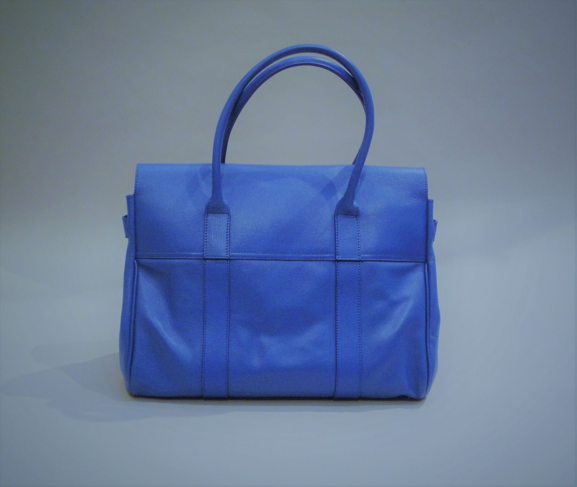 MULBERRY - SAC "HERITAGE BAYSWATER" en cuir bleu. Signé. - Etat neuf. - 36 x 26,5 [...] - Bild 2 aus 4