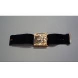 YVES SAINT LAURENT - BRACELET formant nécessaire à maquillage en métal doré et [...]