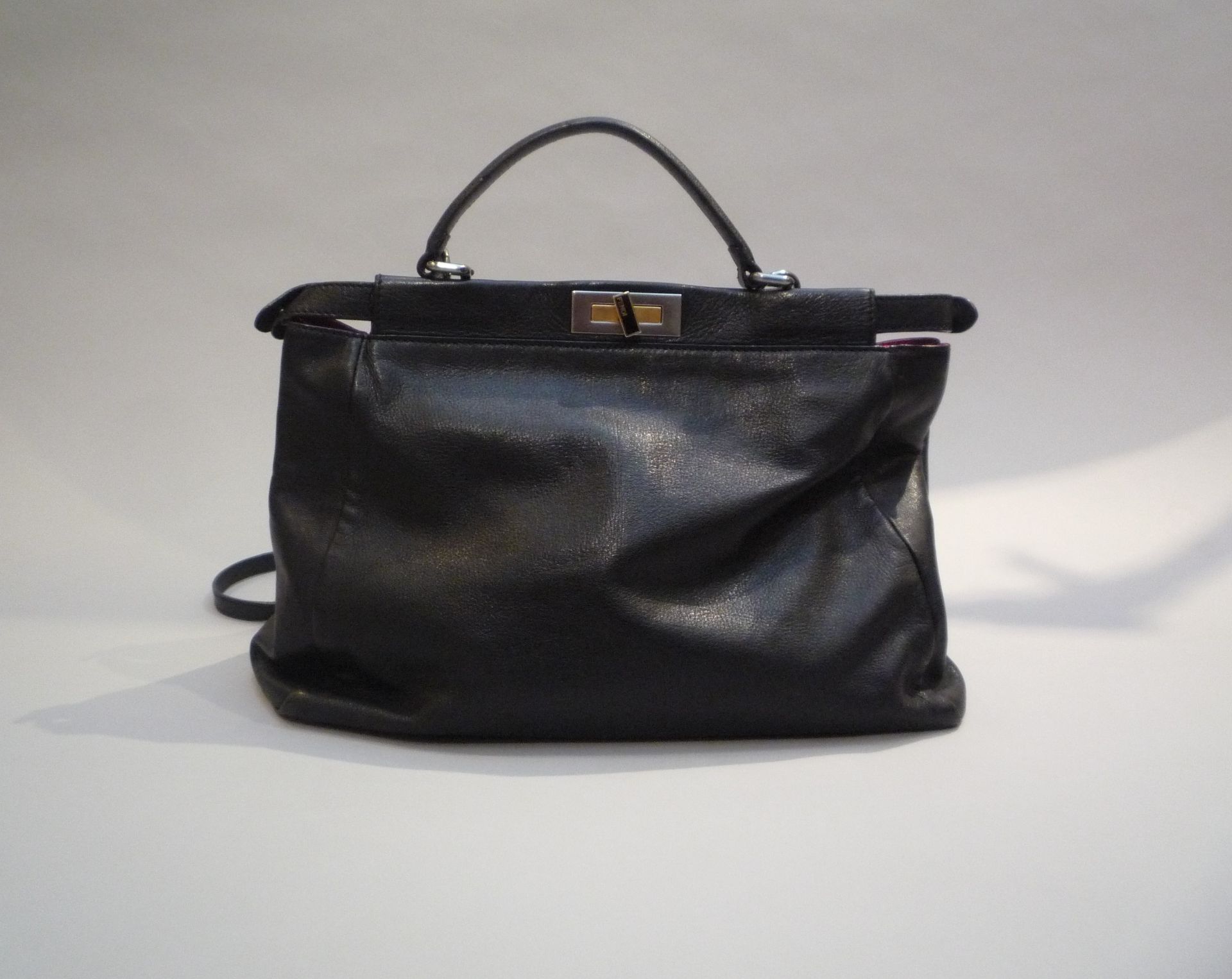 FENDI - SAC PEEKABOO Grand Modèle en cuir noir. Bandoulière amovible. Garniture en [...]