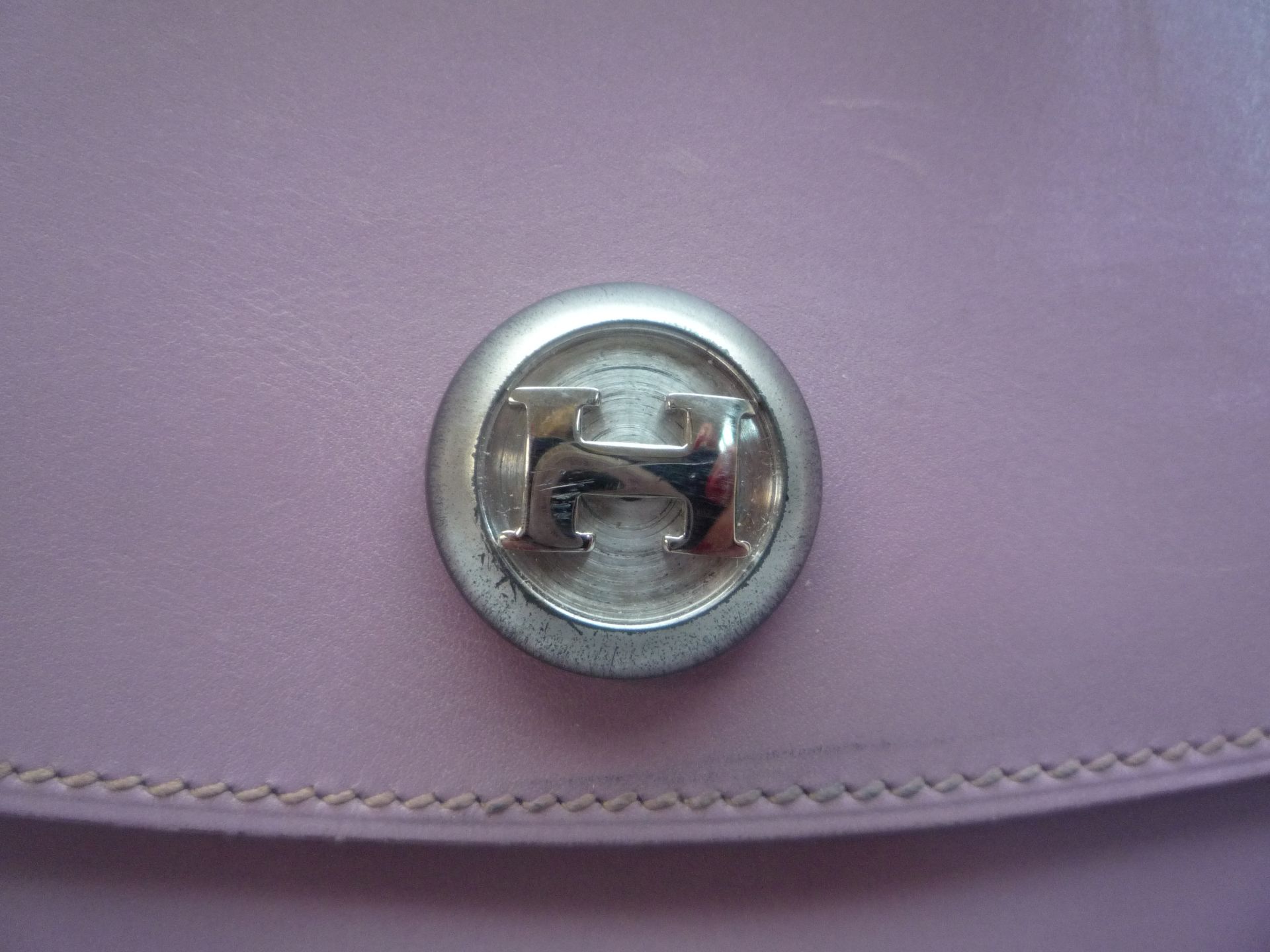 HERMES Paris made in France - POCHETTE " RIO " 24cm en cuir box lilas, fermeture [...] - Bild 5 aus 7