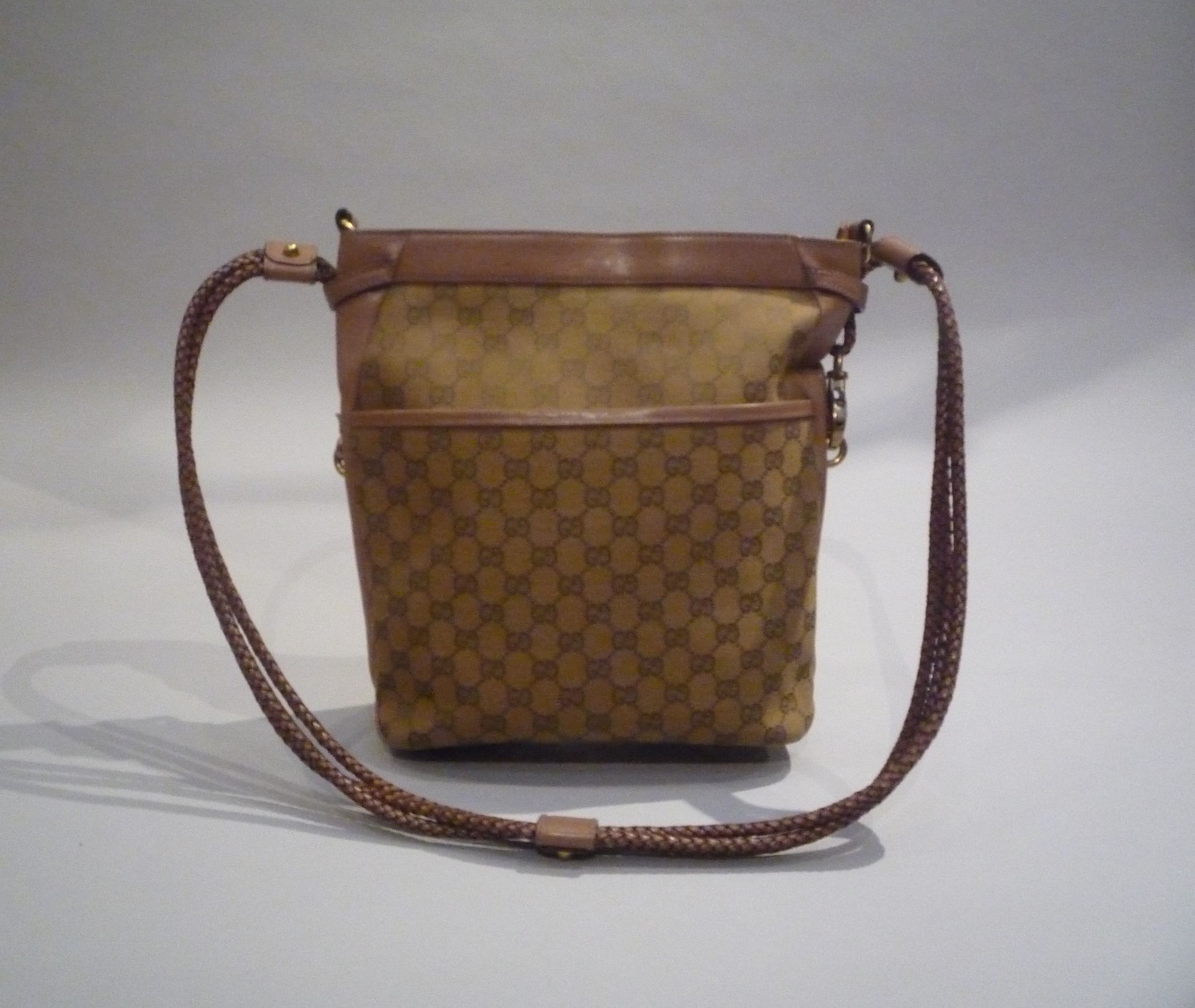 GUCCI - SAC en toile beige monogrammé et cuir caramel Garniture en métal argenté [...]