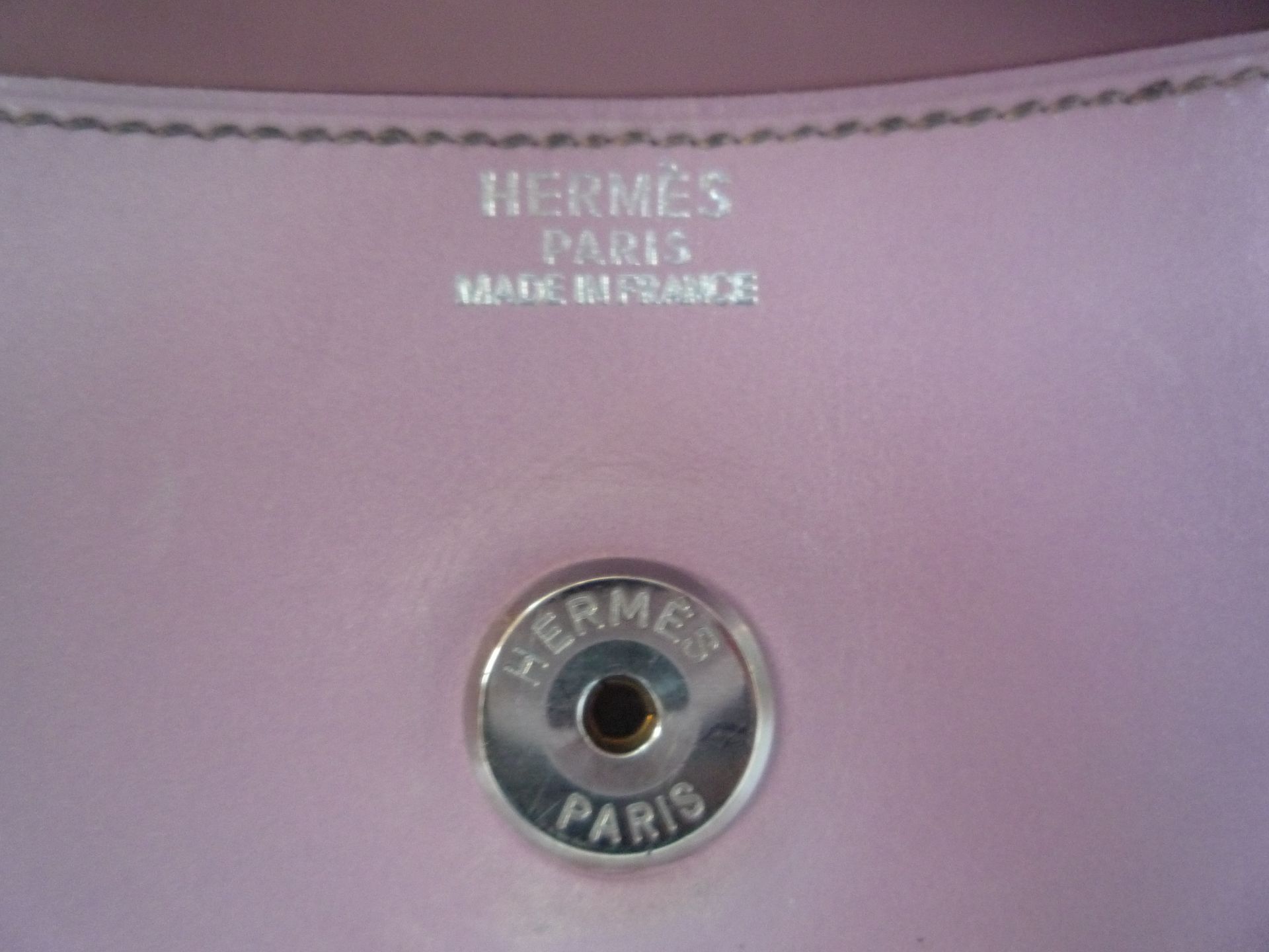 HERMES Paris made in France - POCHETTE " RIO " 24cm en cuir box lilas, fermeture [...] - Bild 6 aus 7