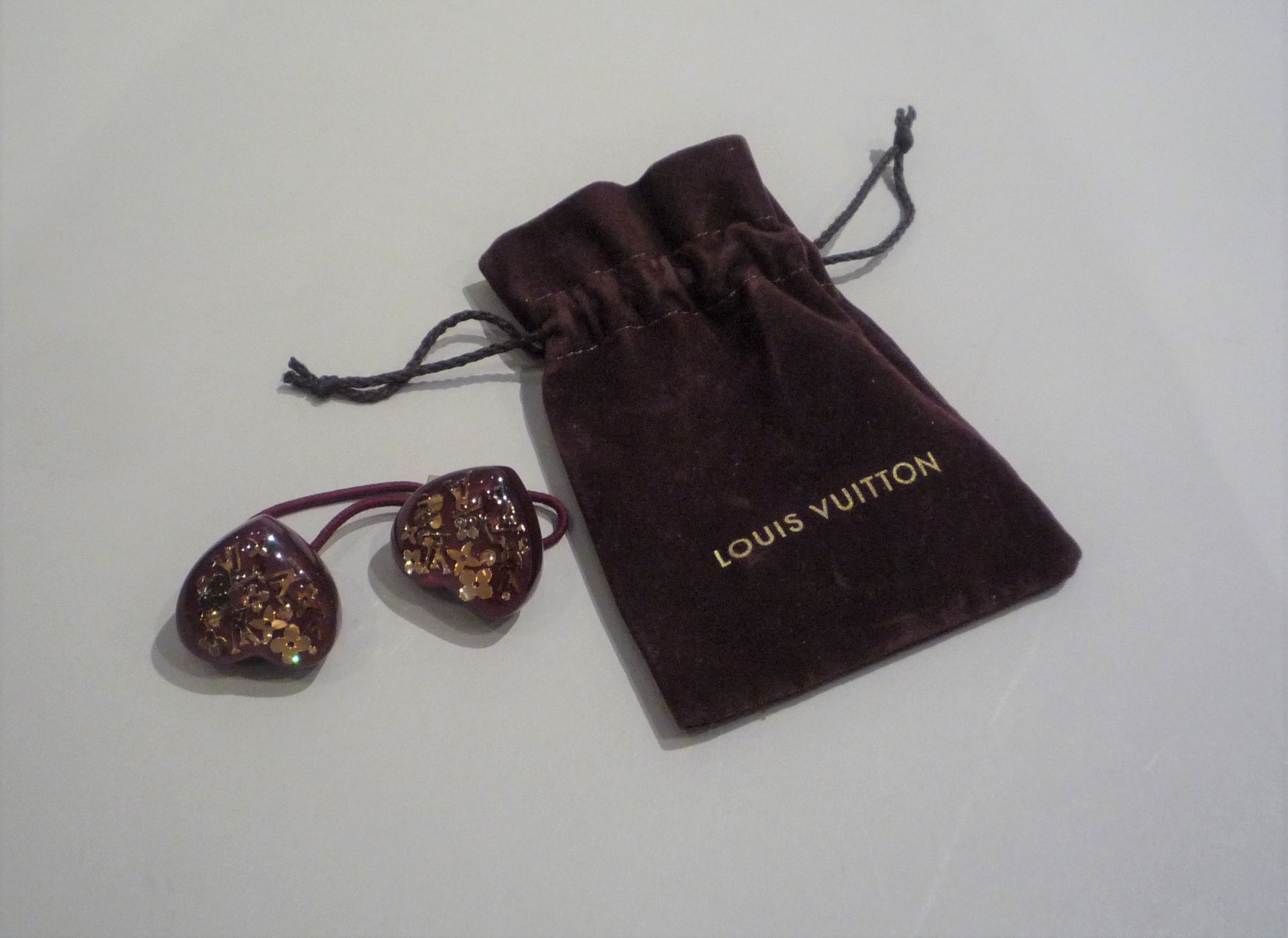 LOUIS VUITTON - ACCESSOIRE POUR CHEVEUX figurant deux coeurs en résine, incrustions [...]