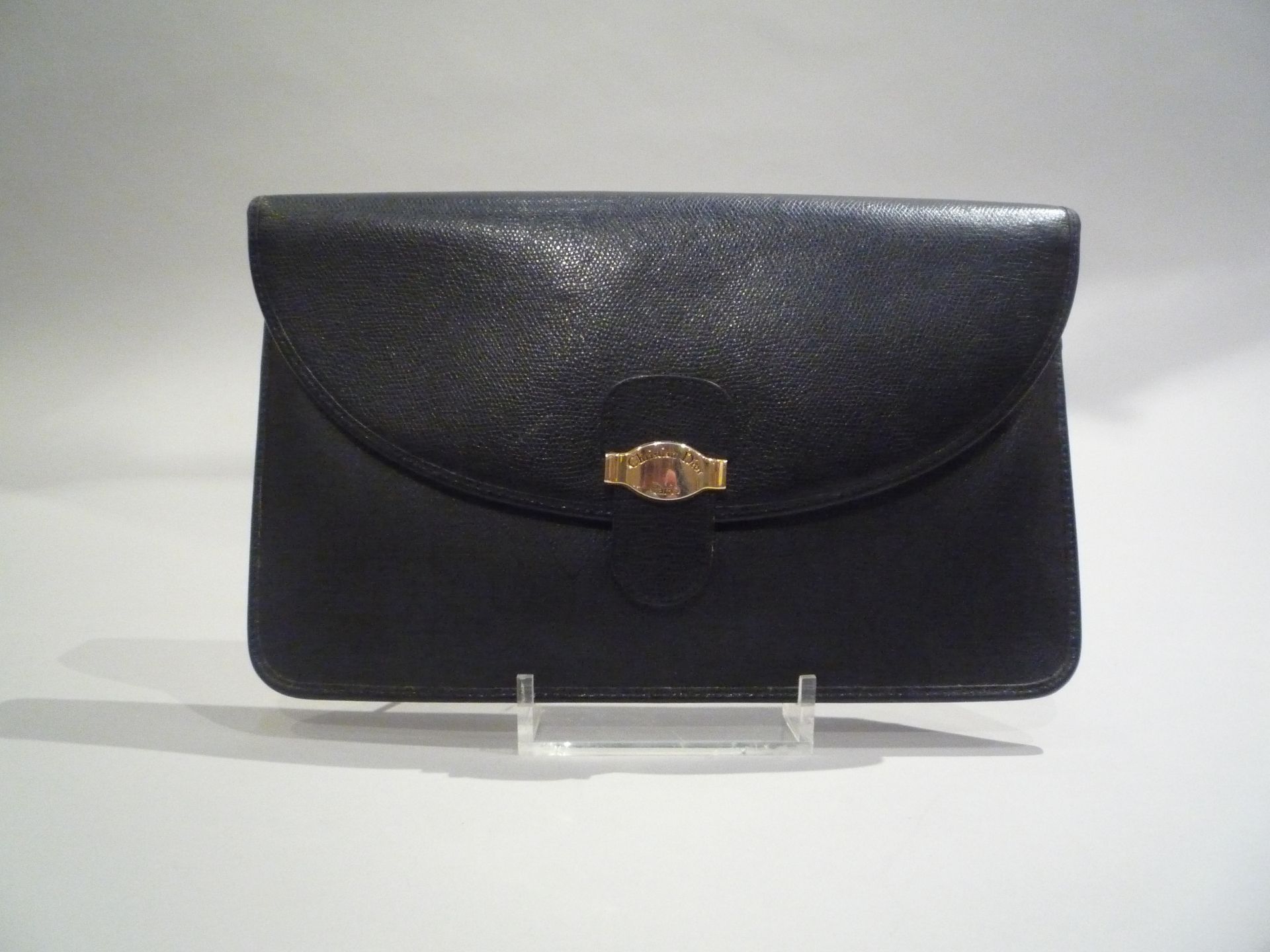 CHRISTIAN DIOR - POCHETTE vintage en cuir noir et cuir monogrammé. Sigle et [...]