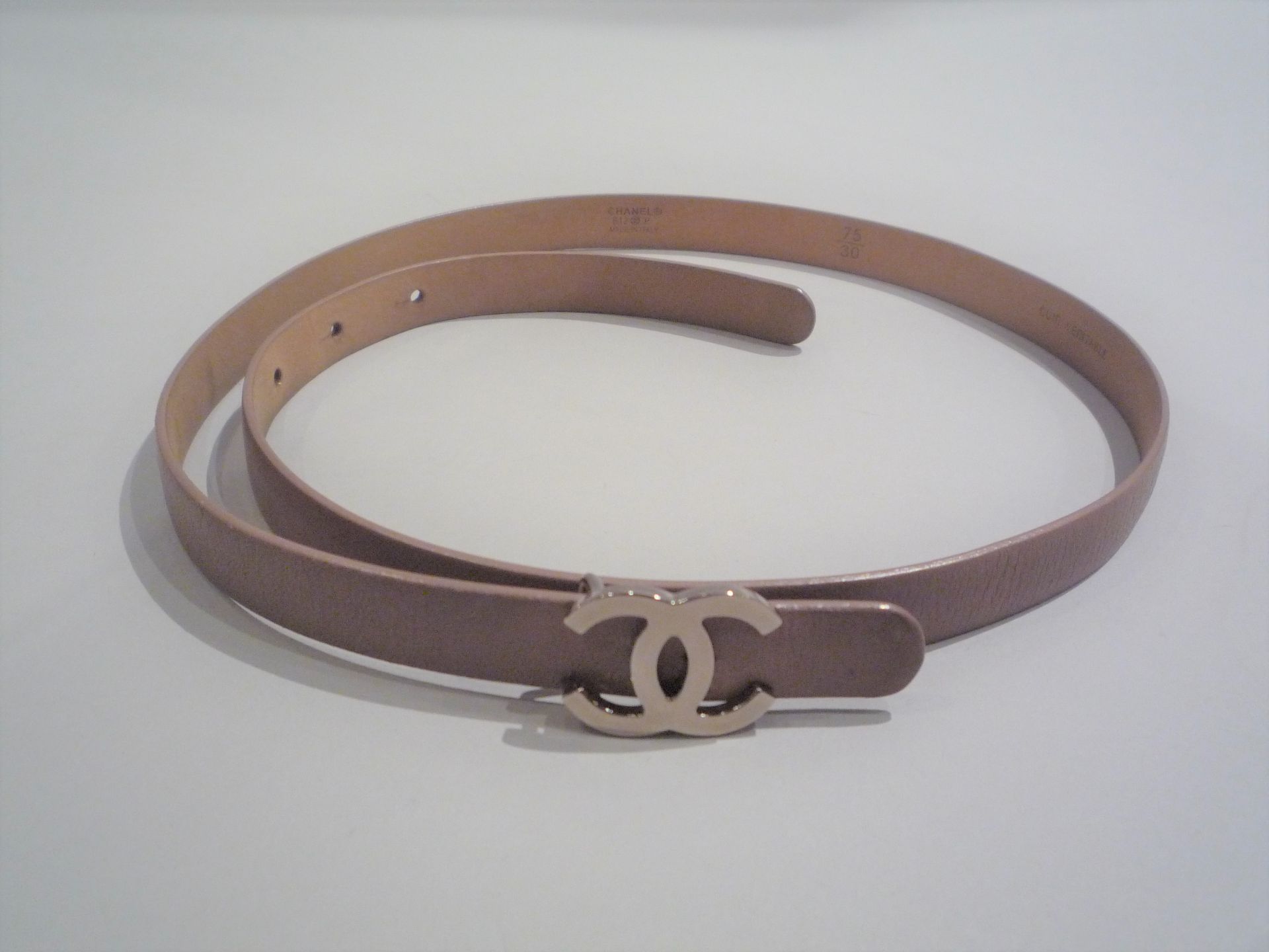 CHANEL - CEINTURE en cuir d'agneau beige. Sigle en métal argenté. T.75 - - Bild 2 aus 2