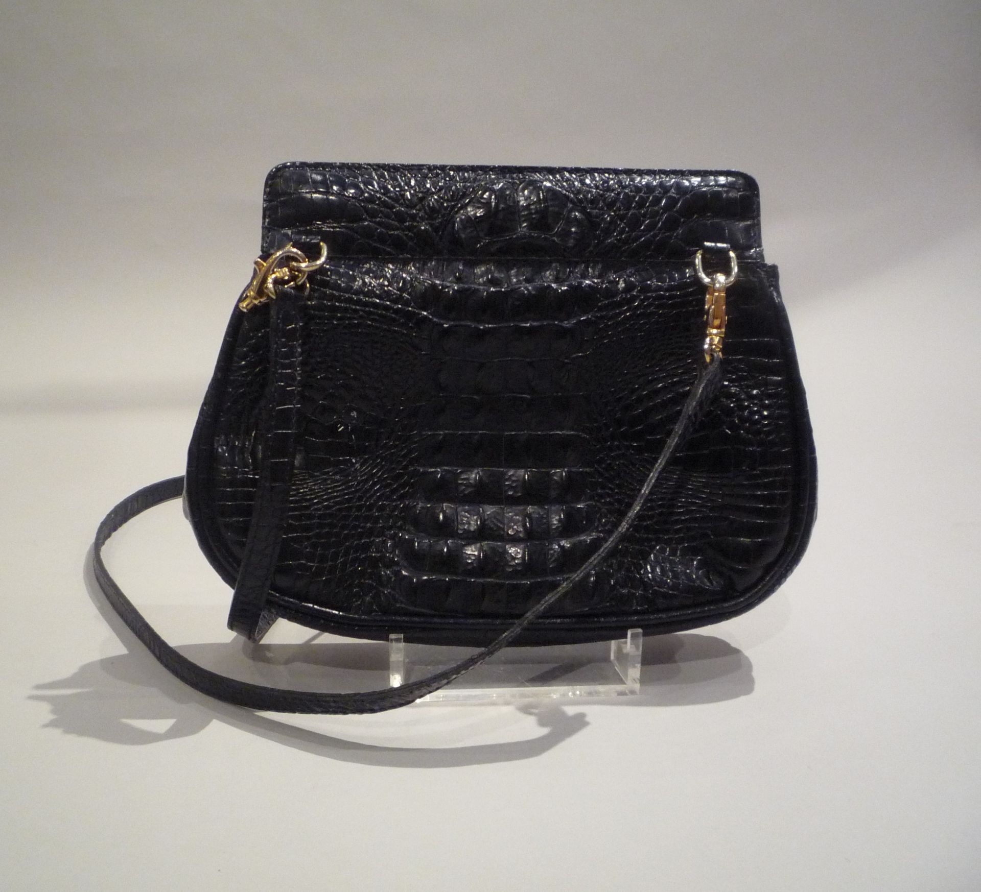 SALVATORE FERRAGAMO - PETIT SAC vintage en alligator noir. Fermoir en métal doré. [...] - Bild 2 aus 3