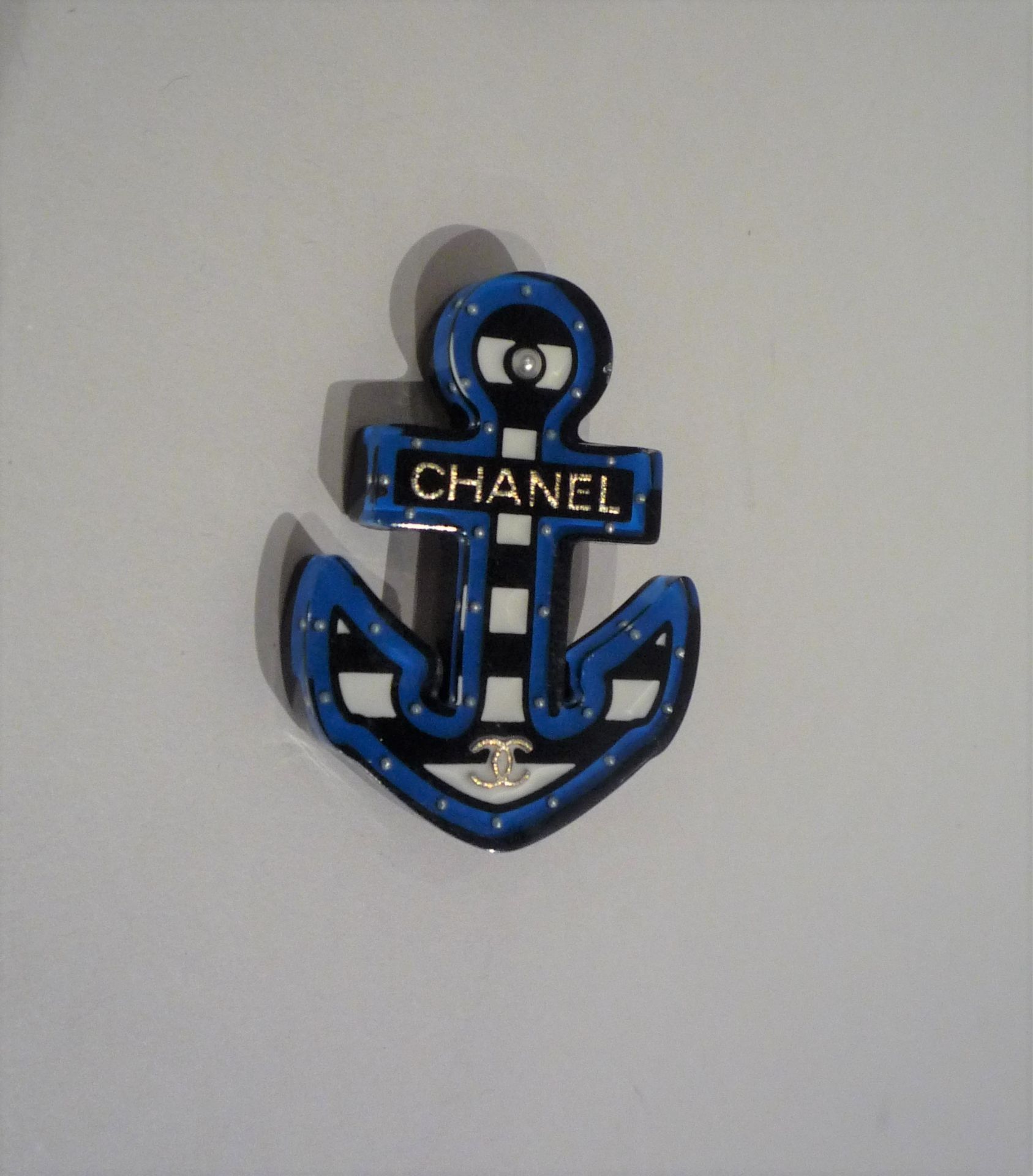 CHANEL - BROCHE en résine figurant une ancre marine. Signé.5,5 x 4, 5 cm. - [...] - Bild 2 aus 2