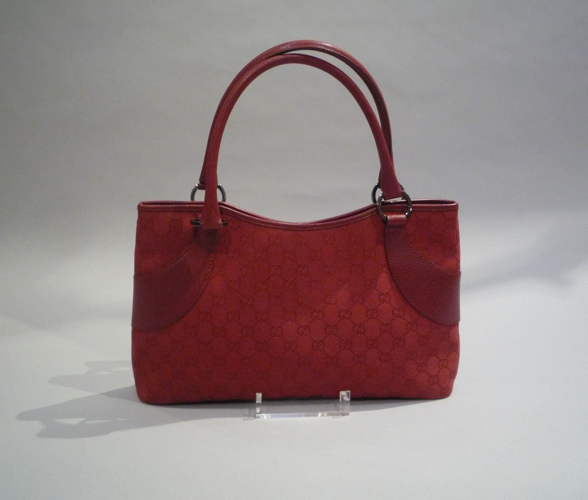 GUCCI - SAC en toile monogrammé et cuir rouge. Garniture en métal argenté . - [...]