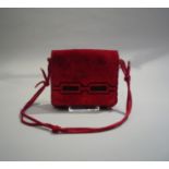 GUCCI - PETIT SAC DE SOIREE vintage en velours rouge et noir. Garniture en métal [...]