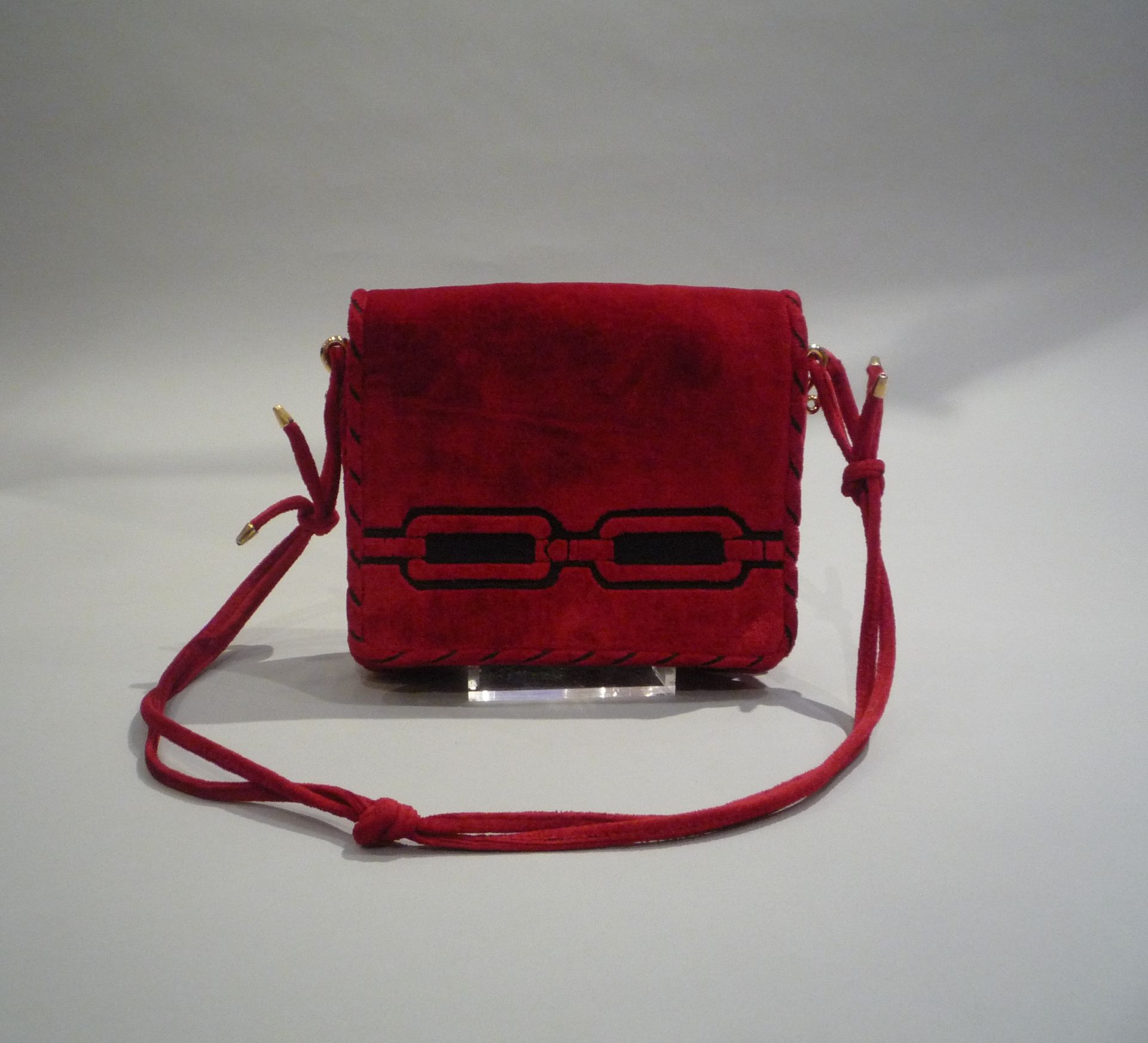 GUCCI - PETIT SAC DE SOIREE vintage en velours rouge et noir. Garniture en métal [...]