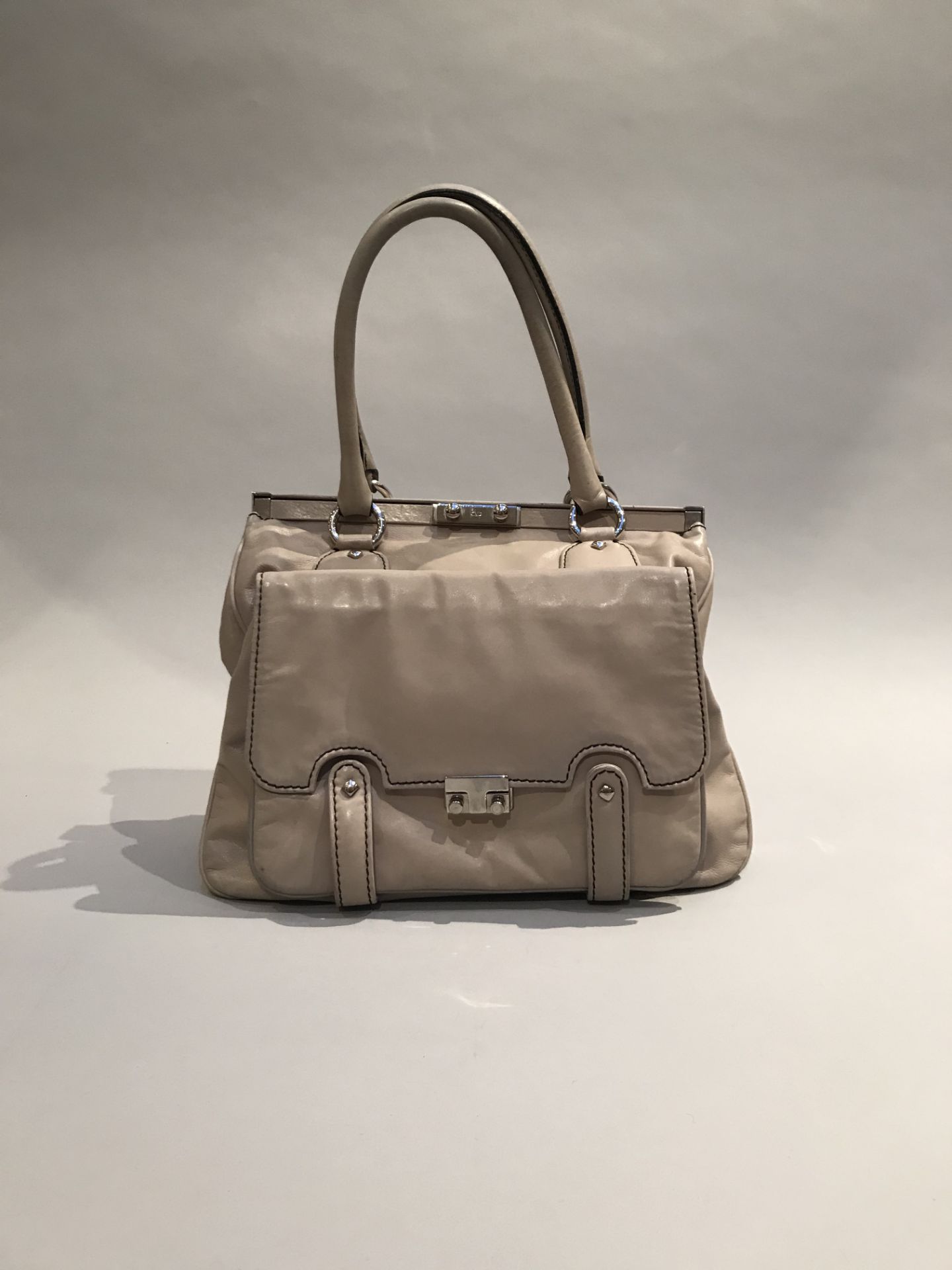 VALENTINO GARAVANI - SAC porté main en cuir taupe à deux compartiments. Garniture [...]