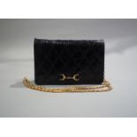 PETIT SAC DE SOIREE en cuir et crocodile surpiqué. Chaînette et fermoir en métal [...]