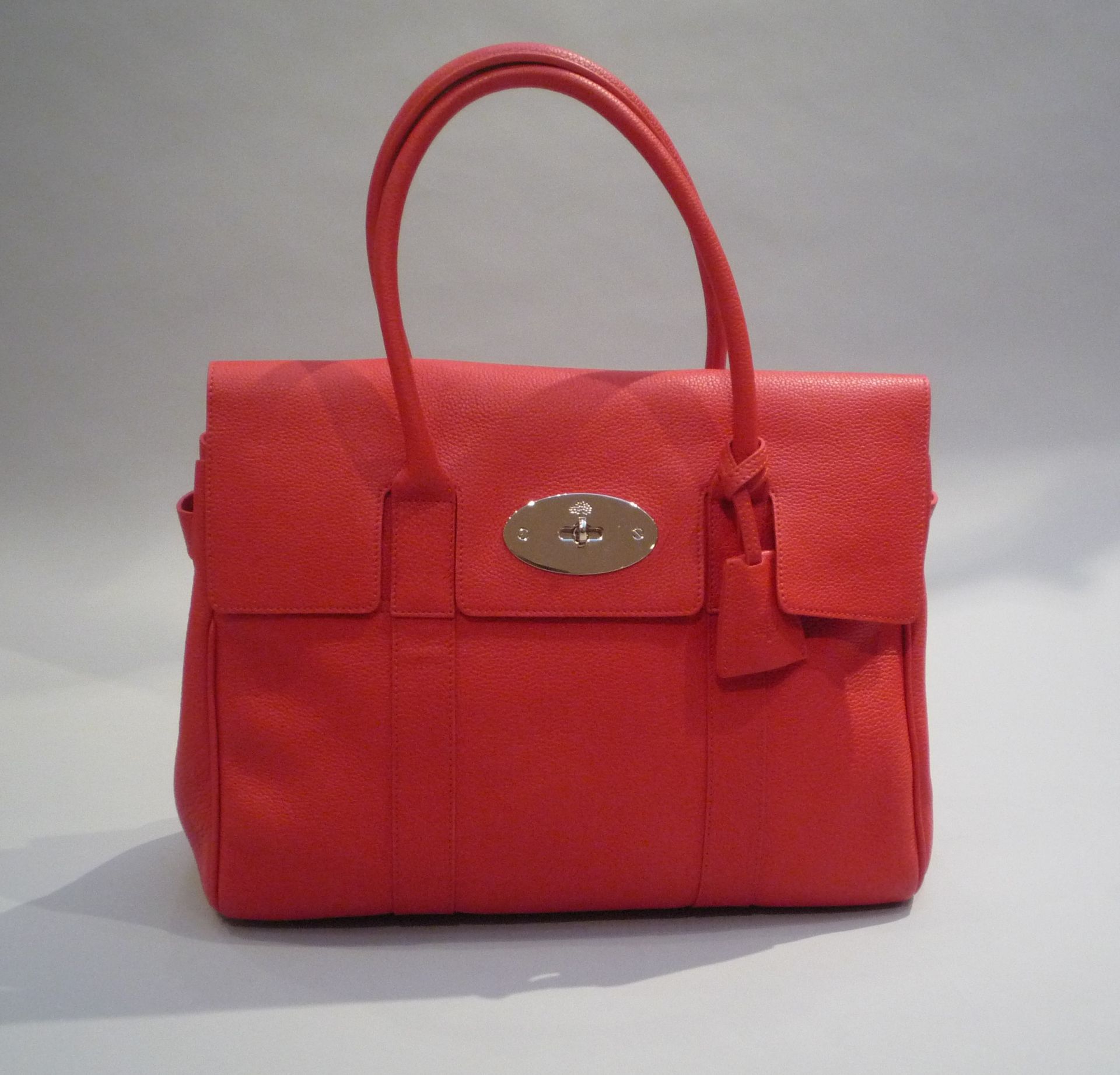 MULBERRY - SAC "HERITAGE BAYSWATER" en cuir taurillon rouge capucine. Signé. - [...]