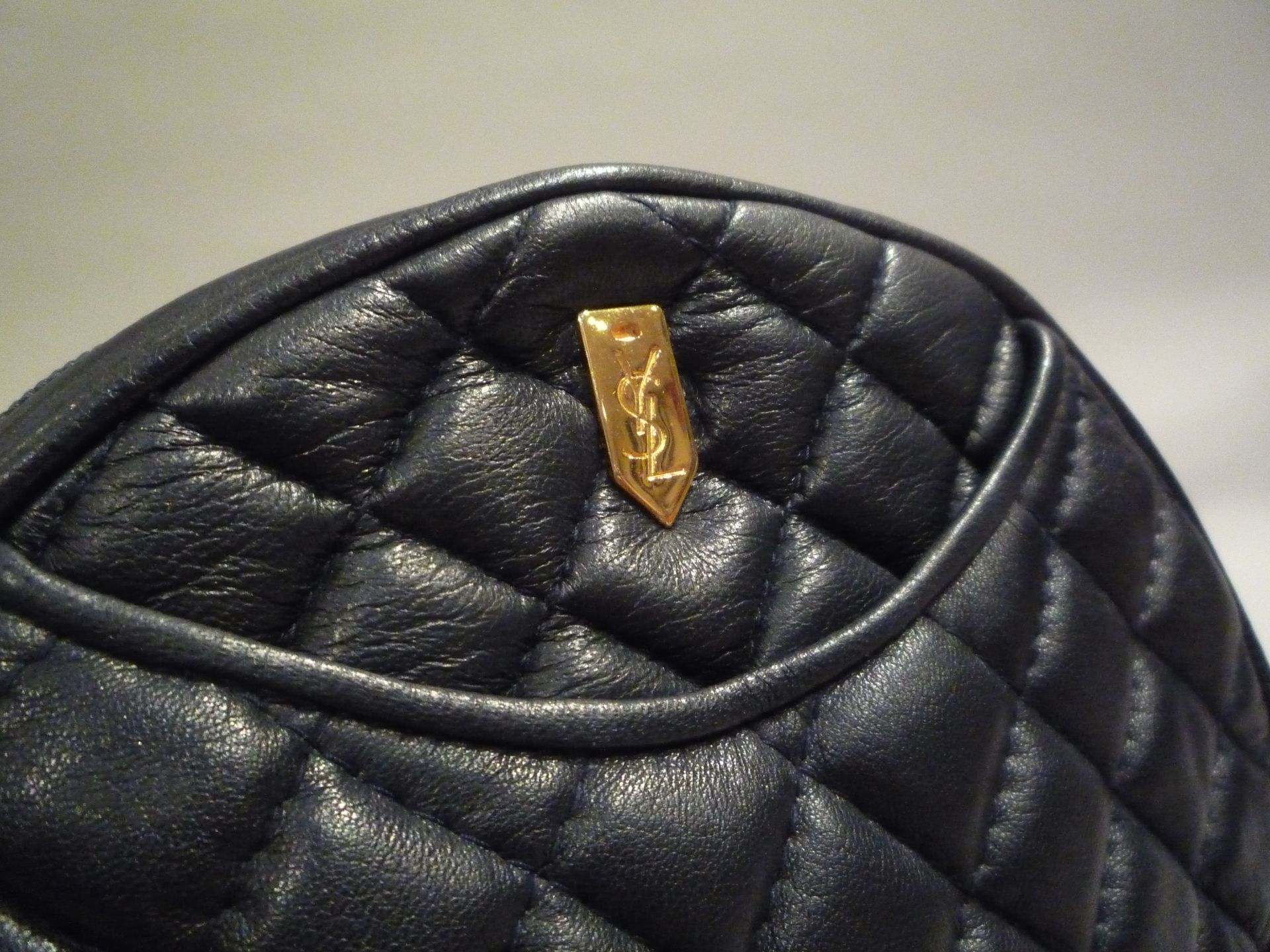 YVES SAINT LAURENT - SAC DE SOIREE vintage en cuir matelassé noir et bandoulière [...] - Bild 3 aus 4