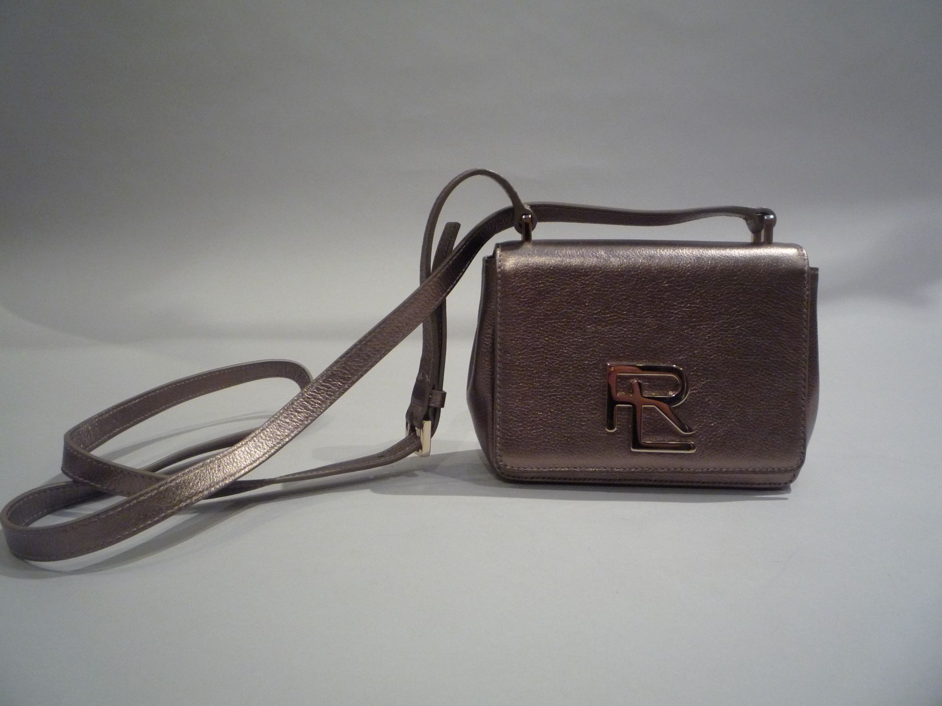 RALPH LAUREN - PETIT SAC DE SOIREE en cuir doré bronze. Fermoir portant le sigle RL [...] - Bild 2 aus 4