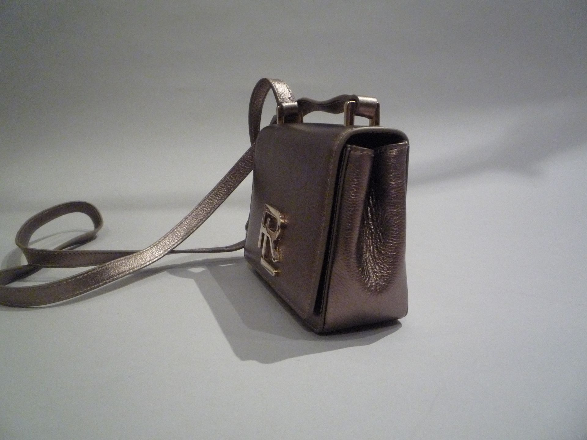 RALPH LAUREN - PETIT SAC DE SOIREE en cuir doré bronze. Fermoir portant le sigle RL [...] - Bild 3 aus 4