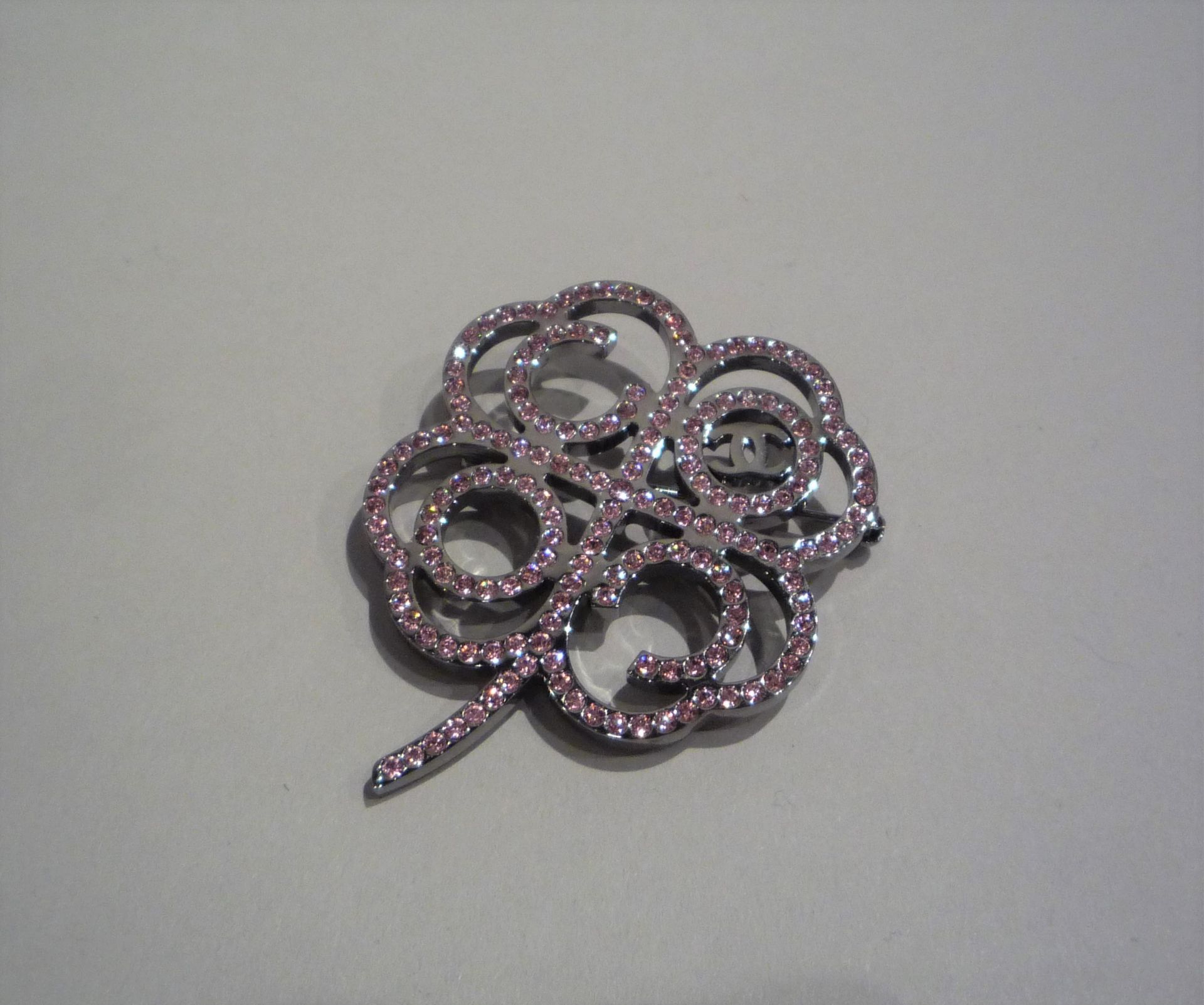 CHANEL - BROCHE en métal argenté incrusté de strass roses figurant une fleur. [...] - Bild 2 aus 2