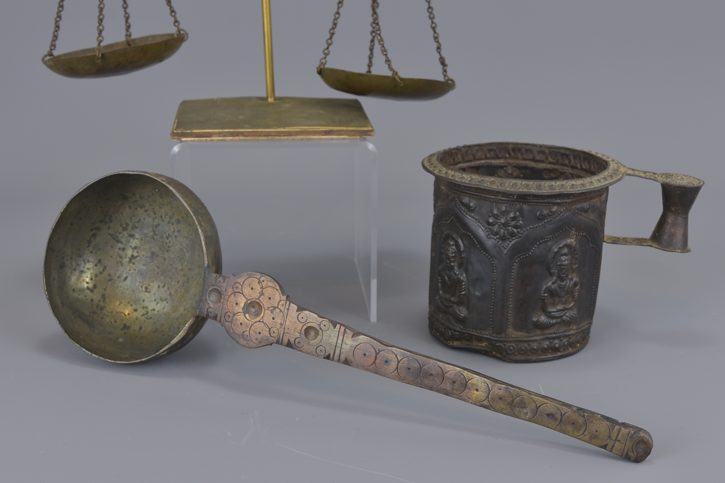 Set of Indonesian brass balance scales with tankar - Image 2 of 3