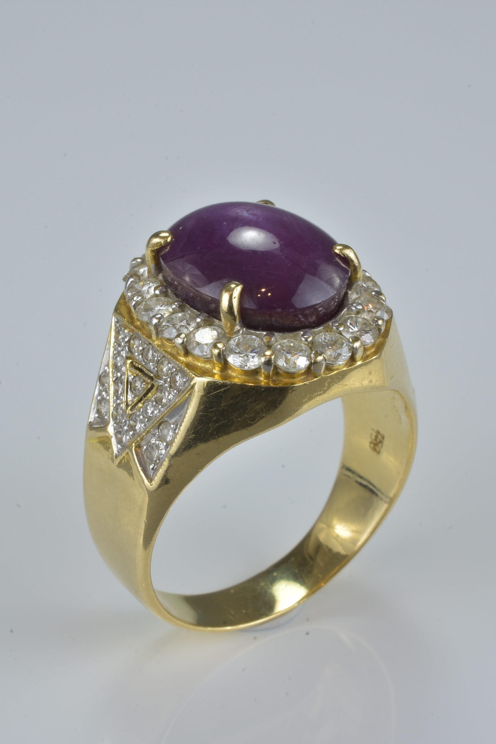 18ct gold ring with purple star ruby. Size V