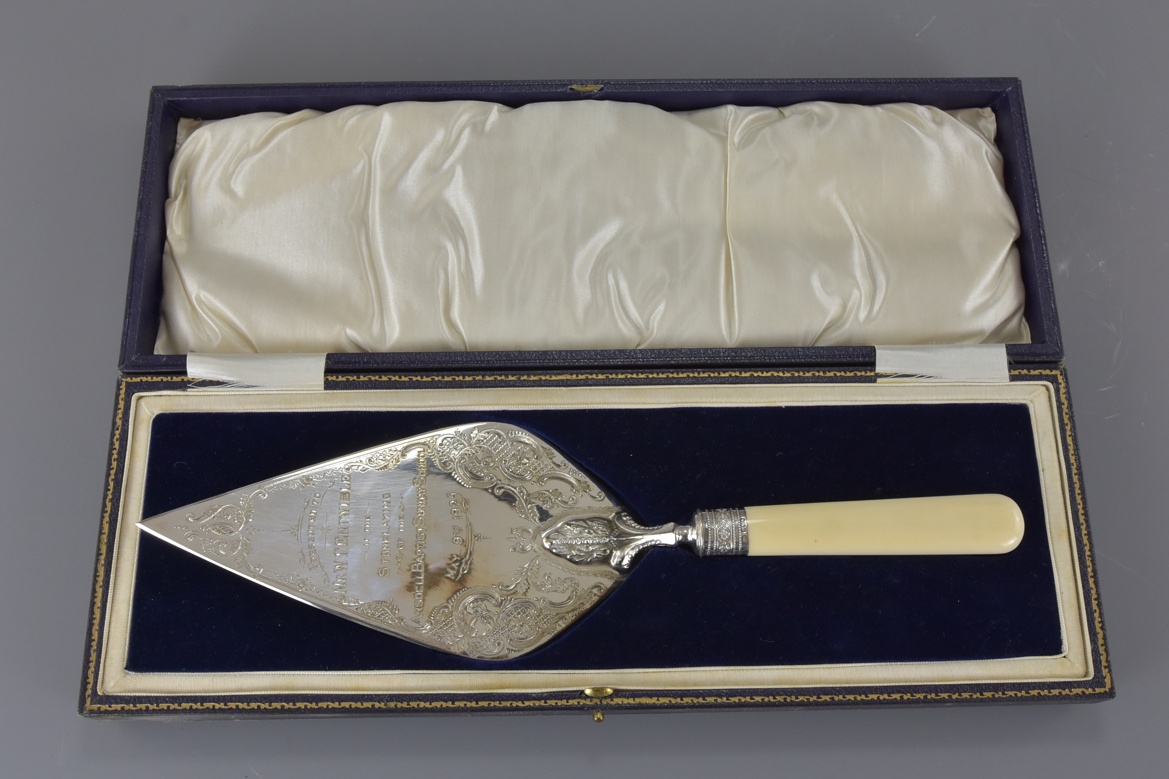 An English antique presentation trowel dated 13th - Image 3 of 5