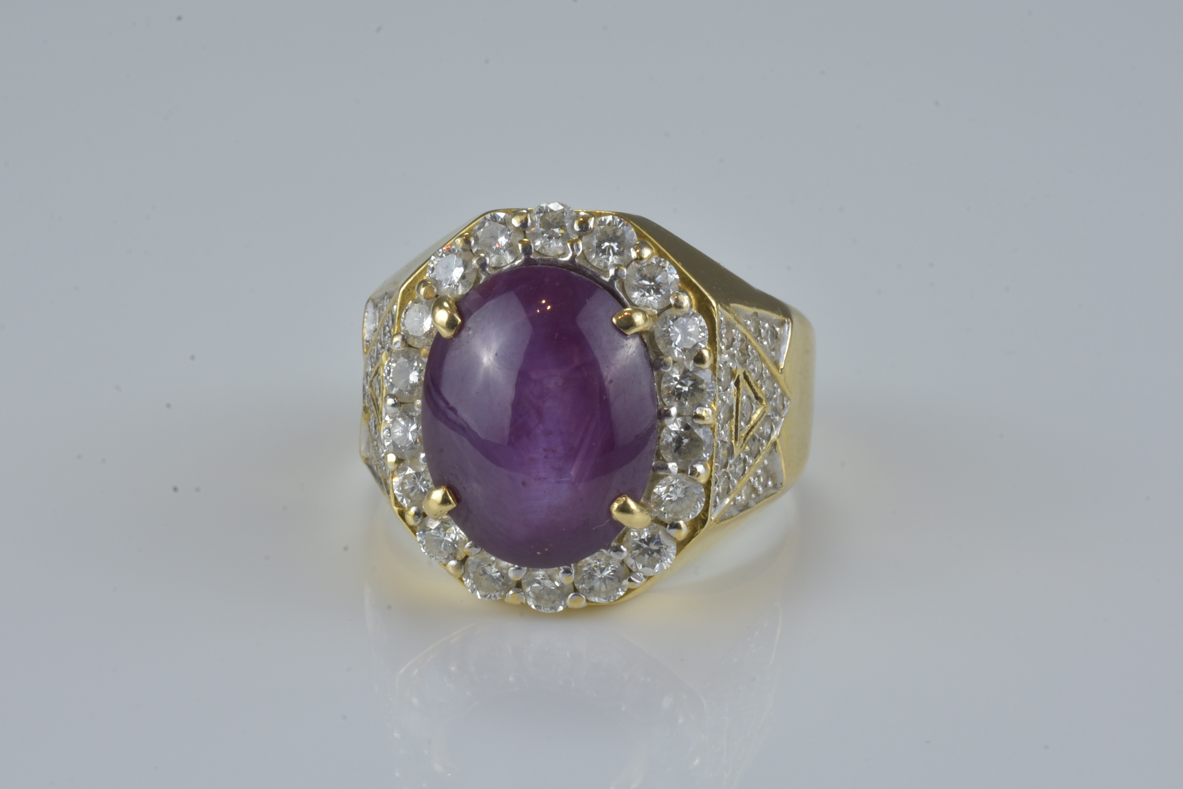 18ct gold ring with purple star ruby. Size V - Image 2 of 3